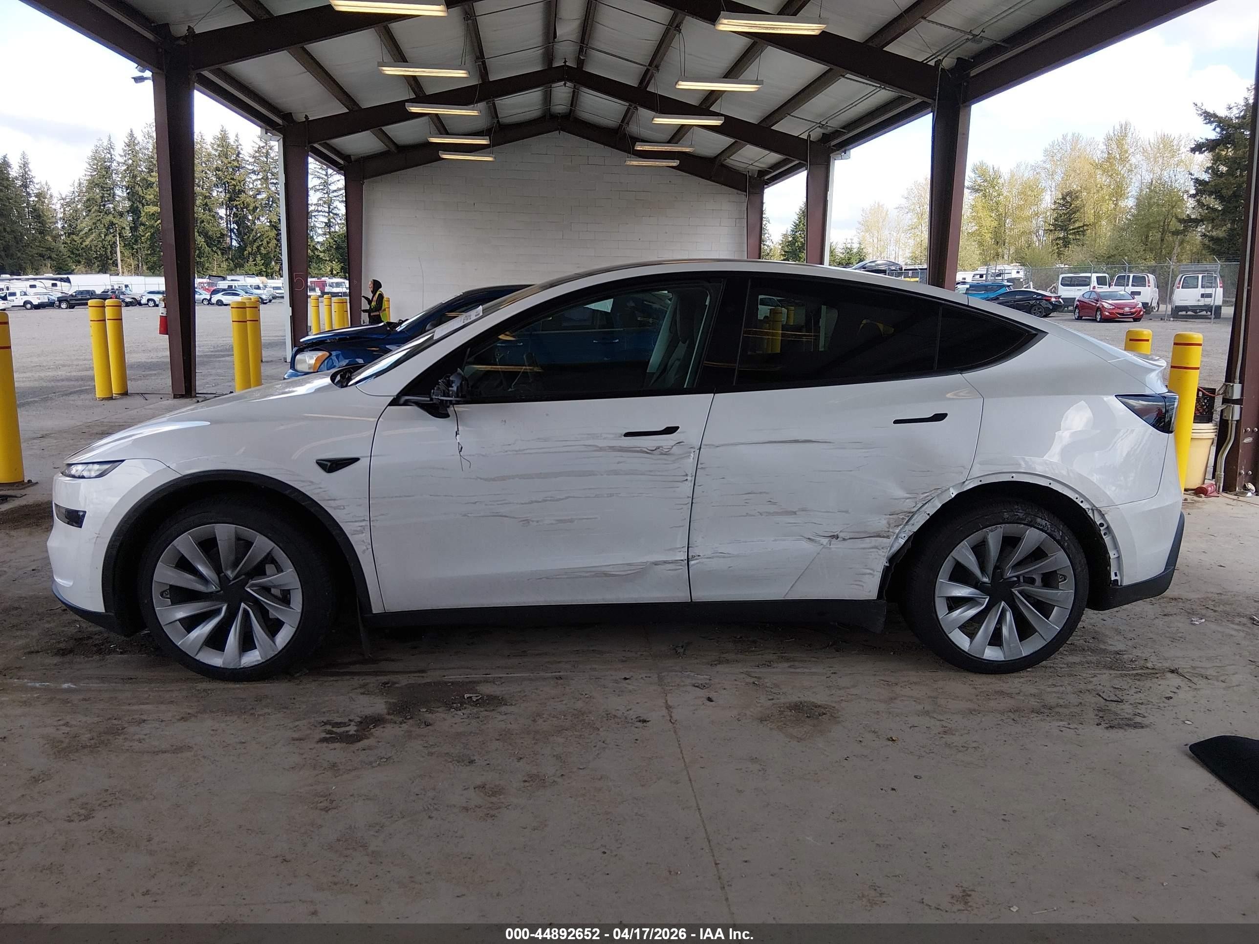 2026 Tesla Model Y All-wheel Drive/long Range Launch Series/premium All-wheel Drive Белый vin: 7SAYGDEE2TF562212