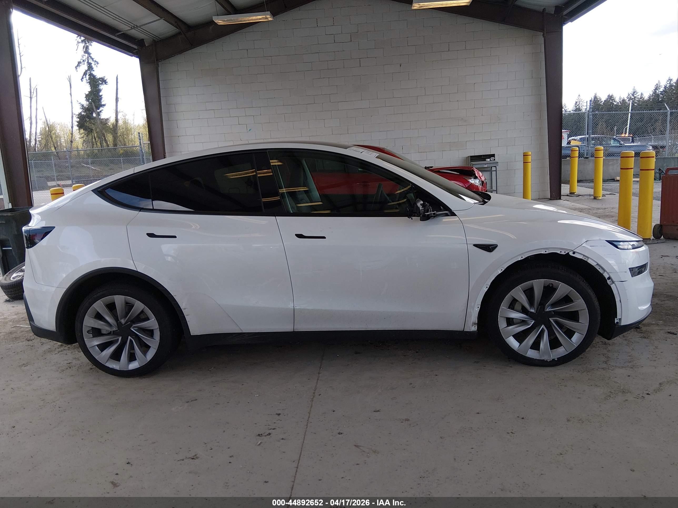 2026 Tesla Model Y All-wheel Drive/long Range Launch Series/premium All-wheel Drive Белый vin: 7SAYGDEE2TF562212