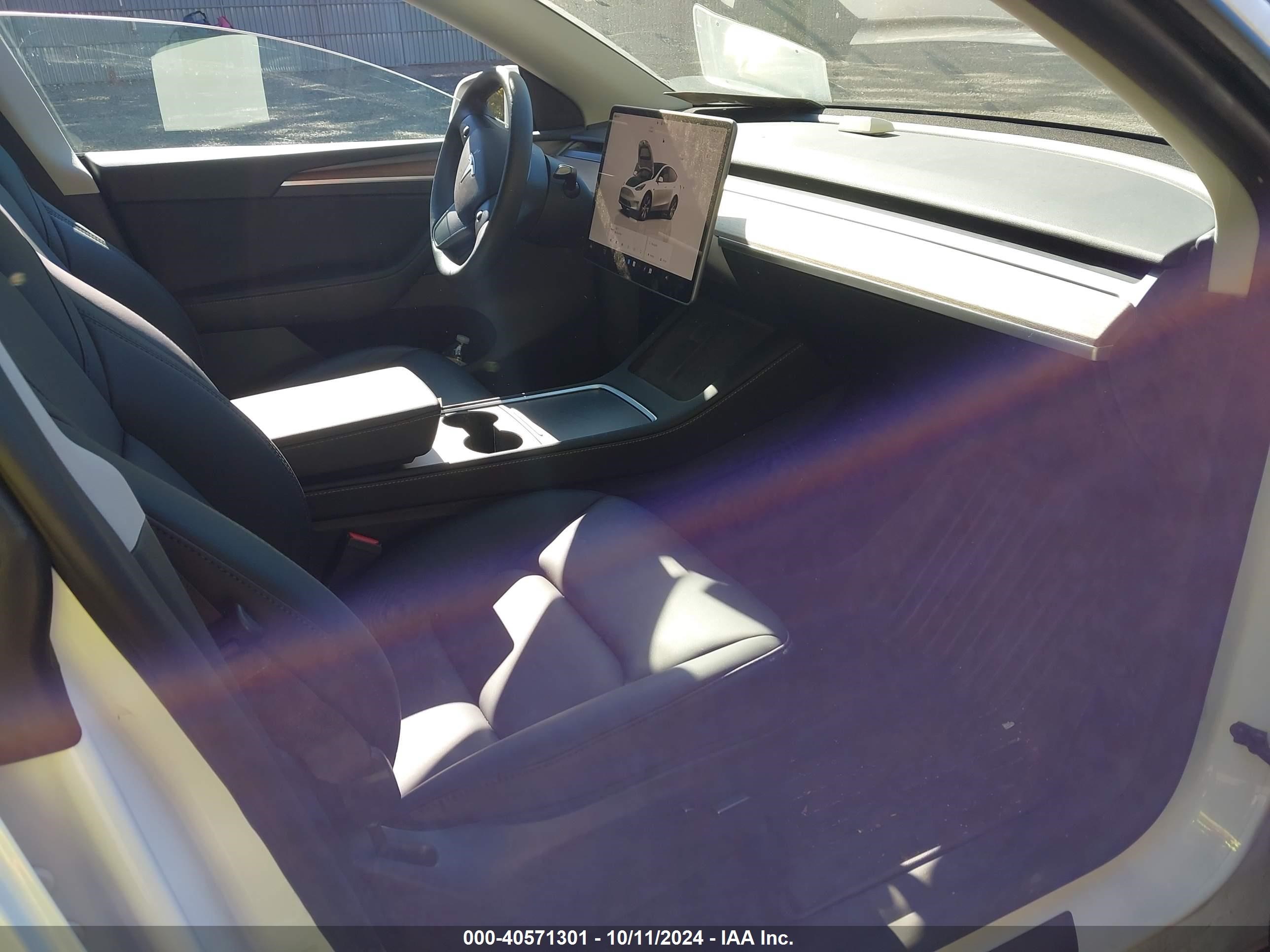 2024 Tesla Model Y Long Range Dual Motor All-wheel Drive Белый vin: 7SAYGDEE3RF007794