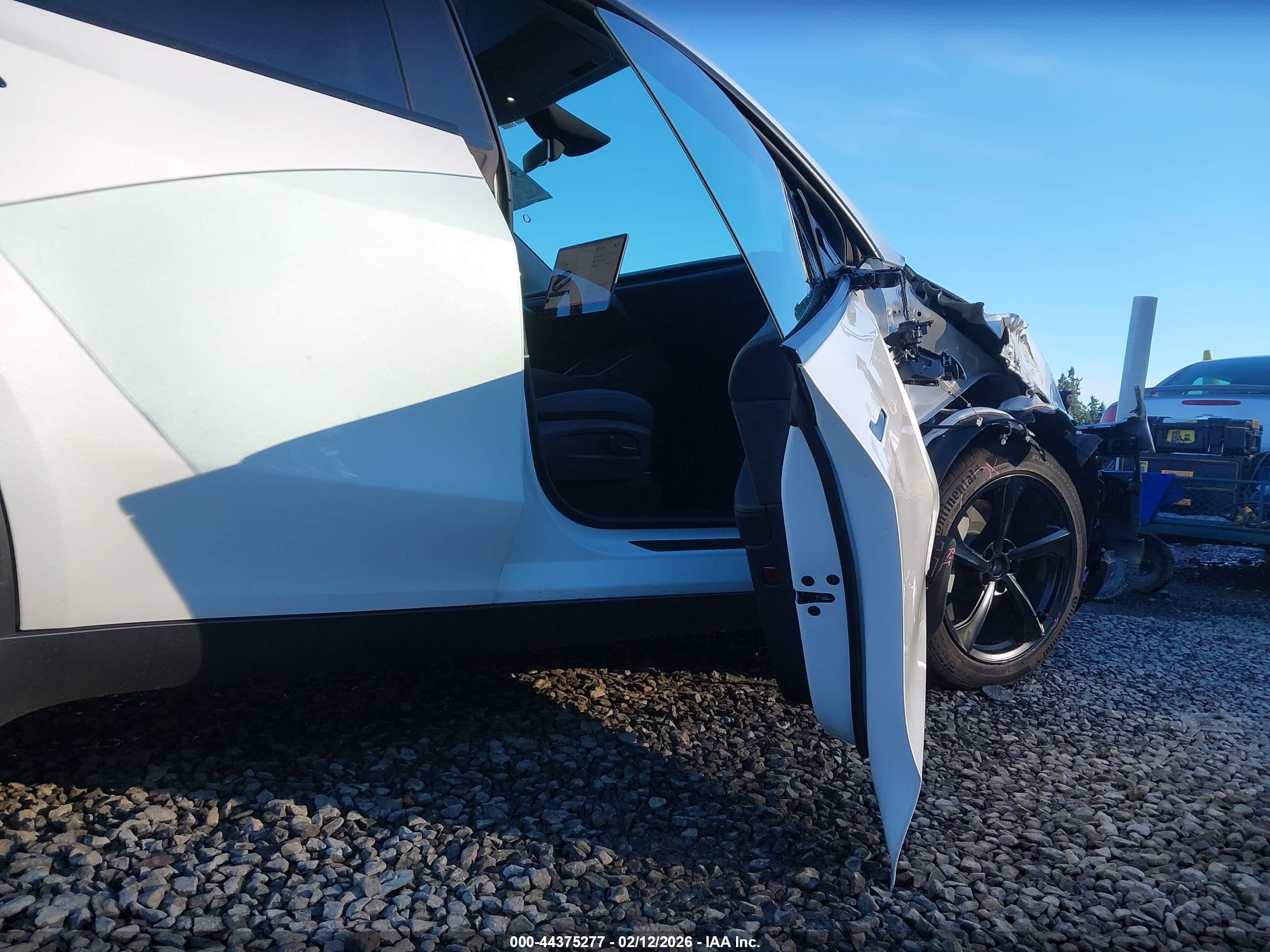 2026 Tesla Model Y Long Range Launch Series/premium All-wheel Drive Белый vin: 7SAYGDEE3TF421889
