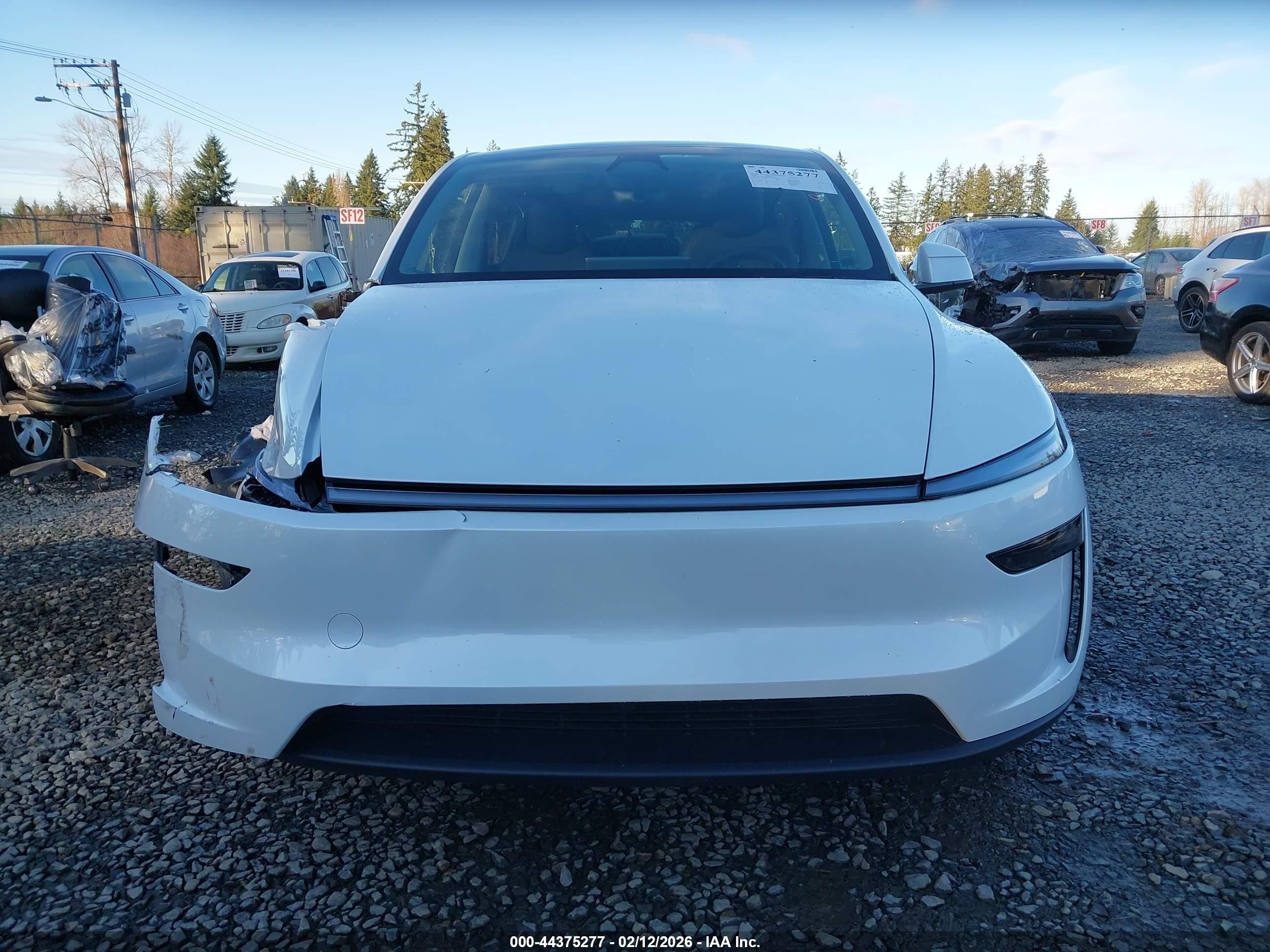 2026 Tesla Model Y Long Range Launch Series/premium All-wheel Drive Белый vin: 7SAYGDEE3TF421889