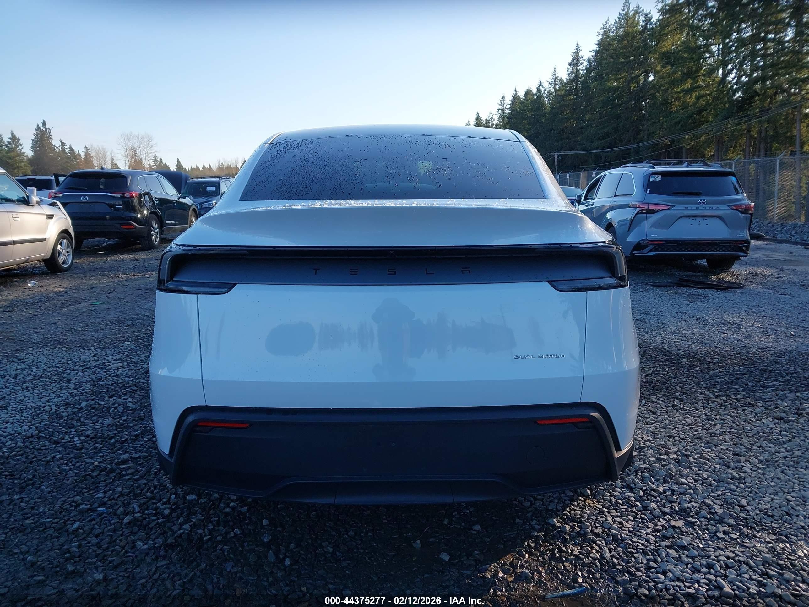 2026 Tesla Model Y Long Range Launch Series/premium All-wheel Drive Белый vin: 7SAYGDEE3TF421889