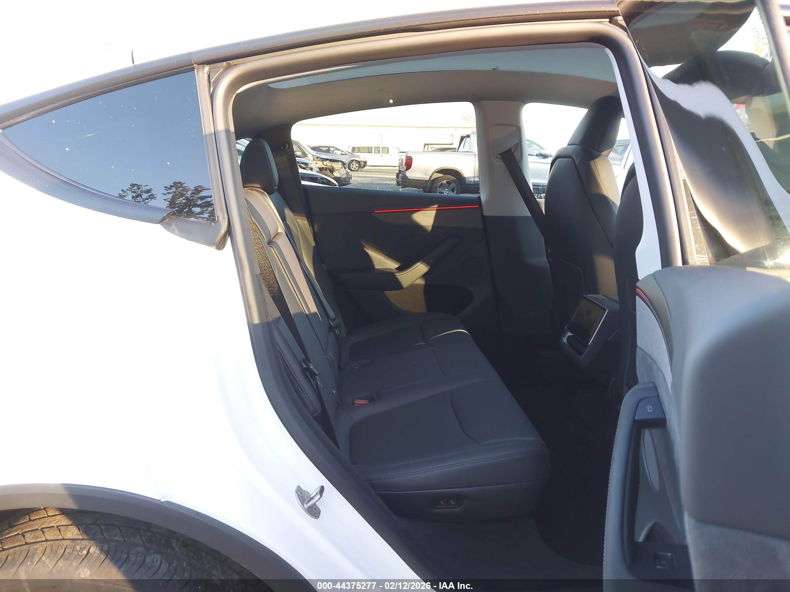 2026 Tesla Model Y Long Range Launch Series/premium All-wheel Drive Белый vin: 7SAYGDEE3TF421889