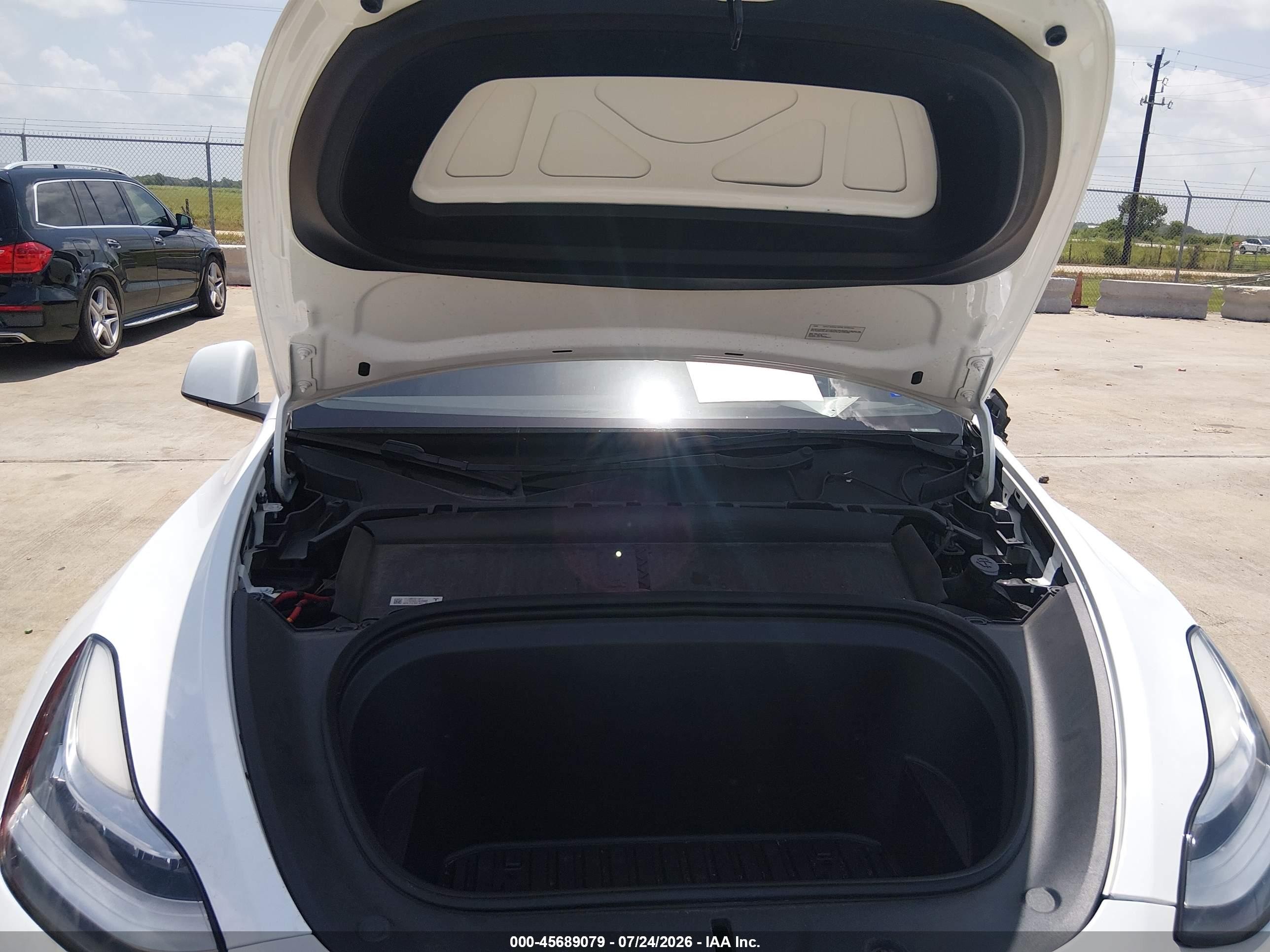 2023 Tesla Model Y Awd/long Range Dual Motor All-wheel Drive Белый vin: 7SAYGDEE4PA119532