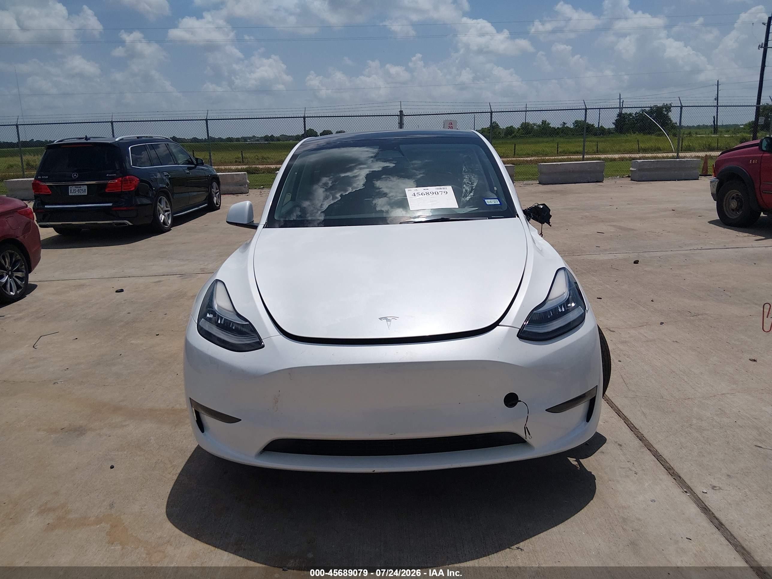 2023 Tesla Model Y Awd/long Range Dual Motor All-wheel Drive Белый vin: 7SAYGDEE4PA119532