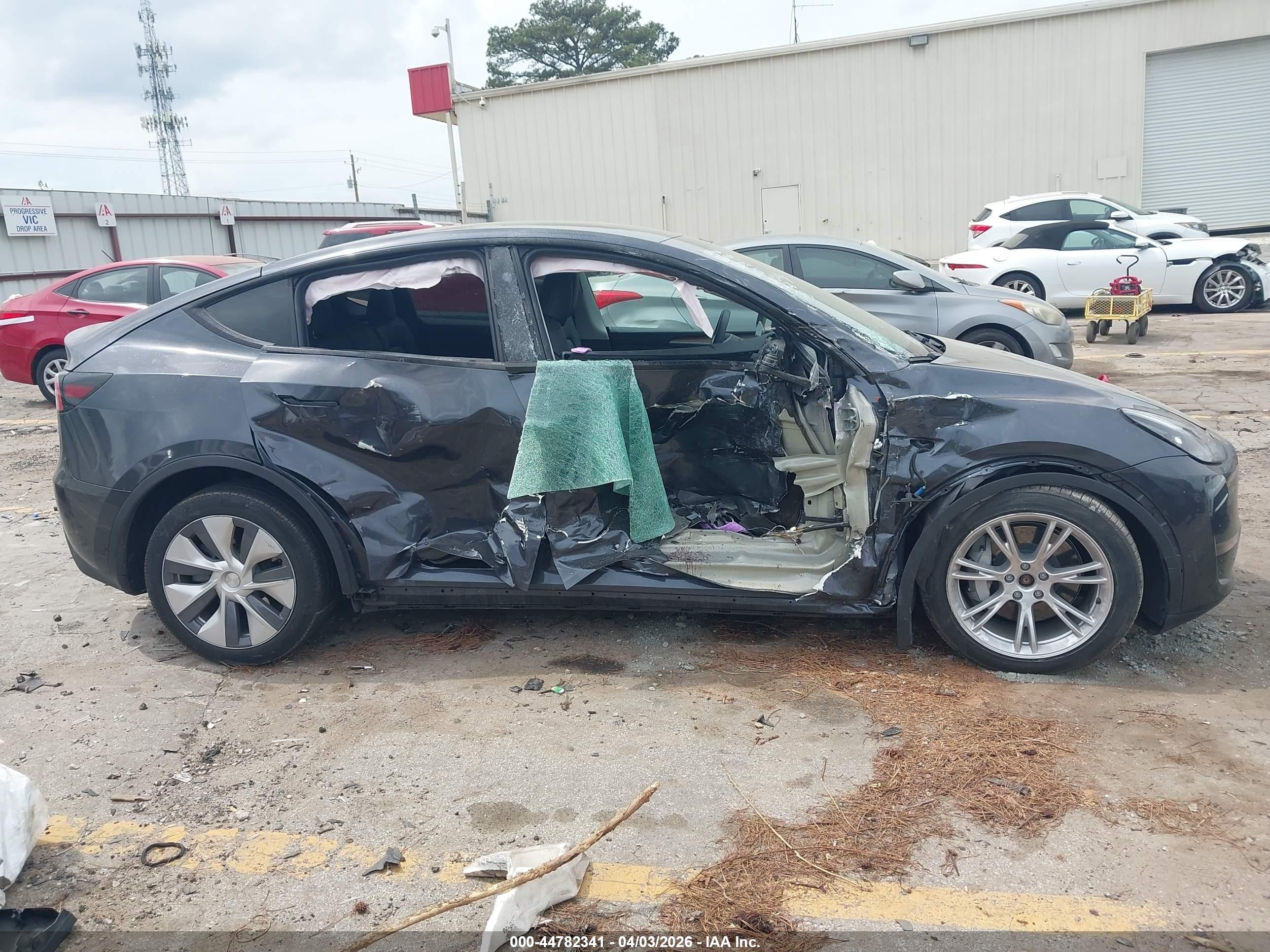 2024 Tesla Model Y Long Range Dual Motor All-wheel Drive Gray vin: 7SAYGDEE4RA254156