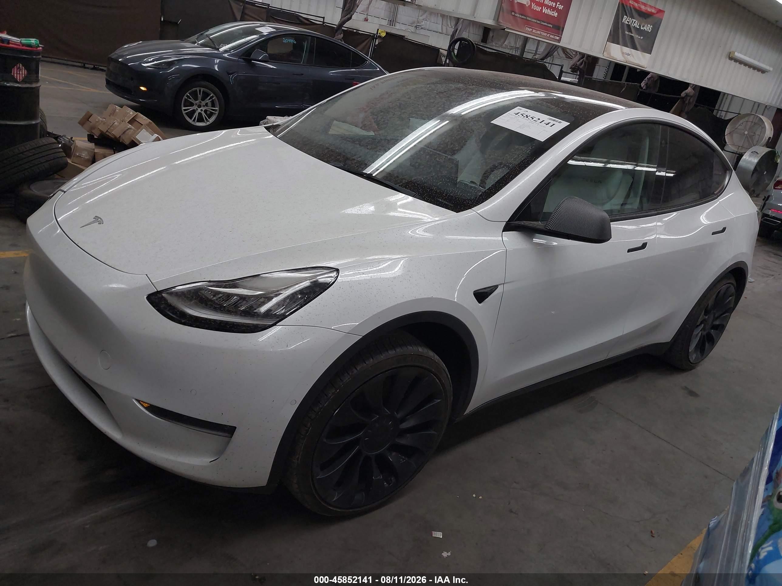 2022 Tesla Model Y Long Range Dual Motor All-wheel Drive White vin: 7SAYGDEE5NF355364
