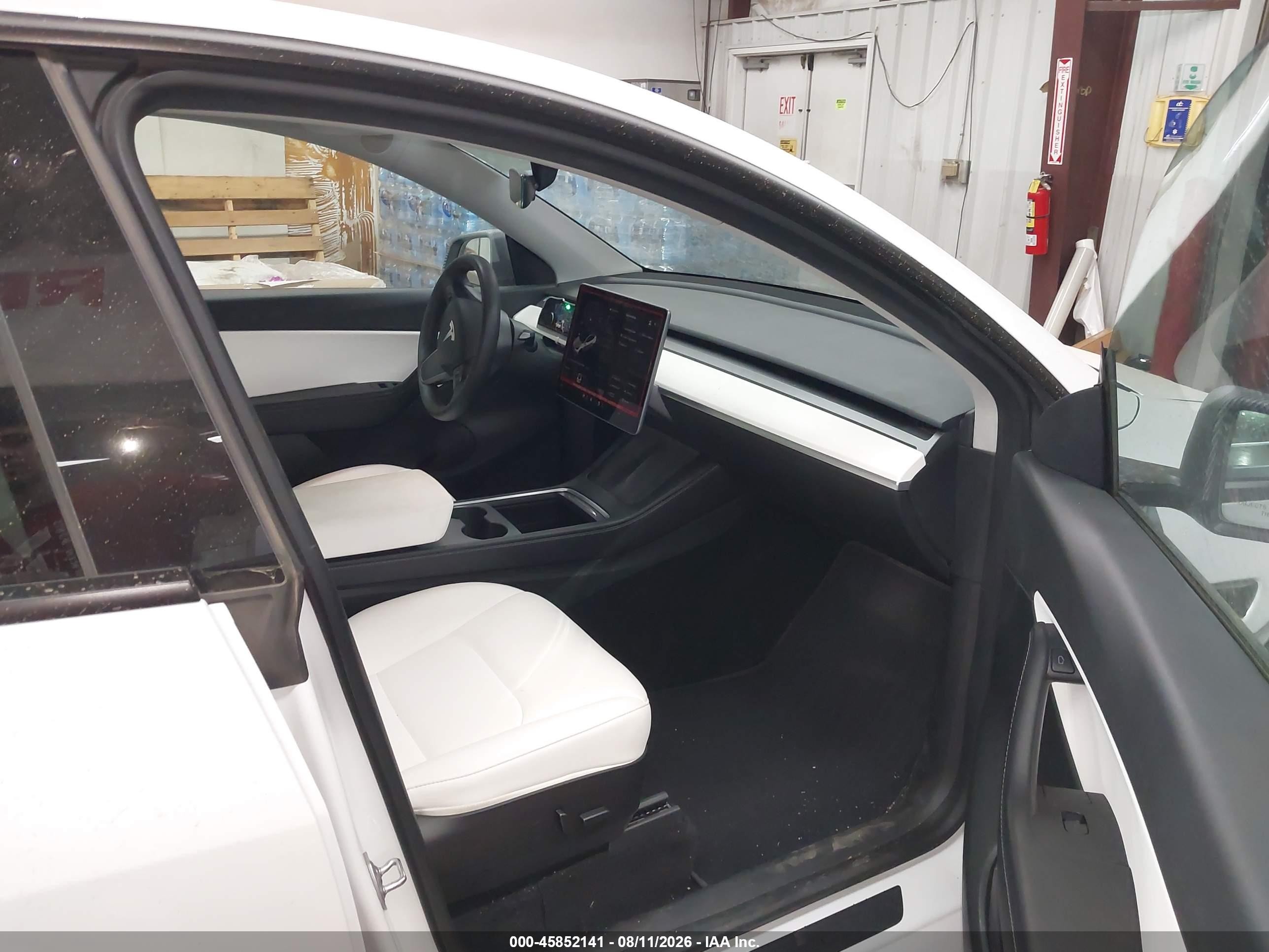 2022 Tesla Model Y Long Range Dual Motor All-wheel Drive White vin: 7SAYGDEE5NF355364