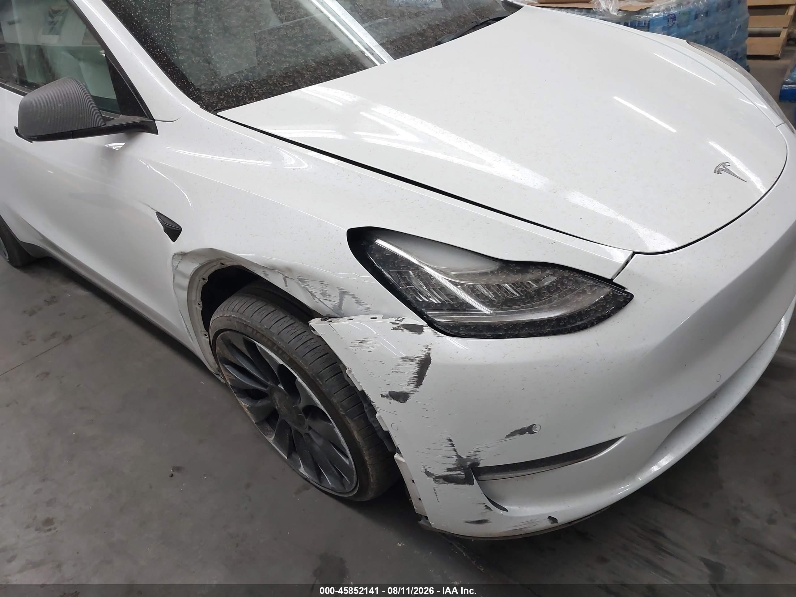 2022 Tesla Model Y Long Range Dual Motor All-wheel Drive White vin: 7SAYGDEE5NF355364