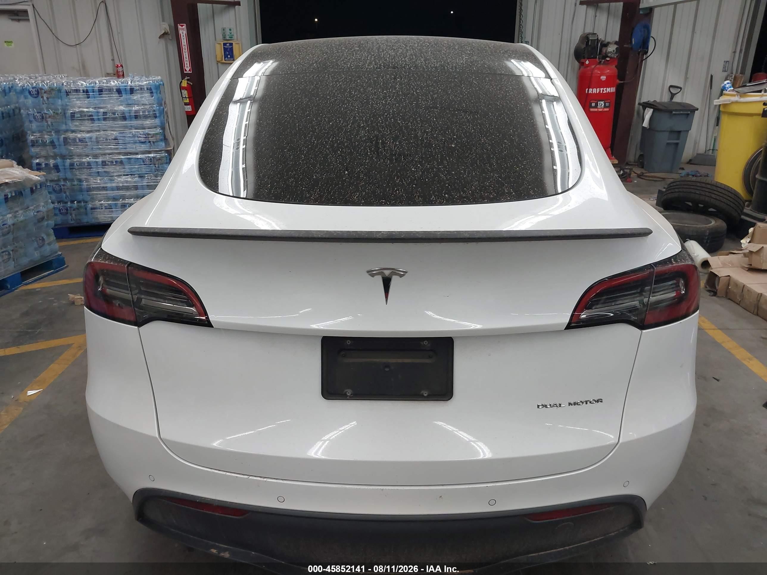 2022 Tesla Model Y Long Range Dual Motor All-wheel Drive White vin: 7SAYGDEE5NF355364