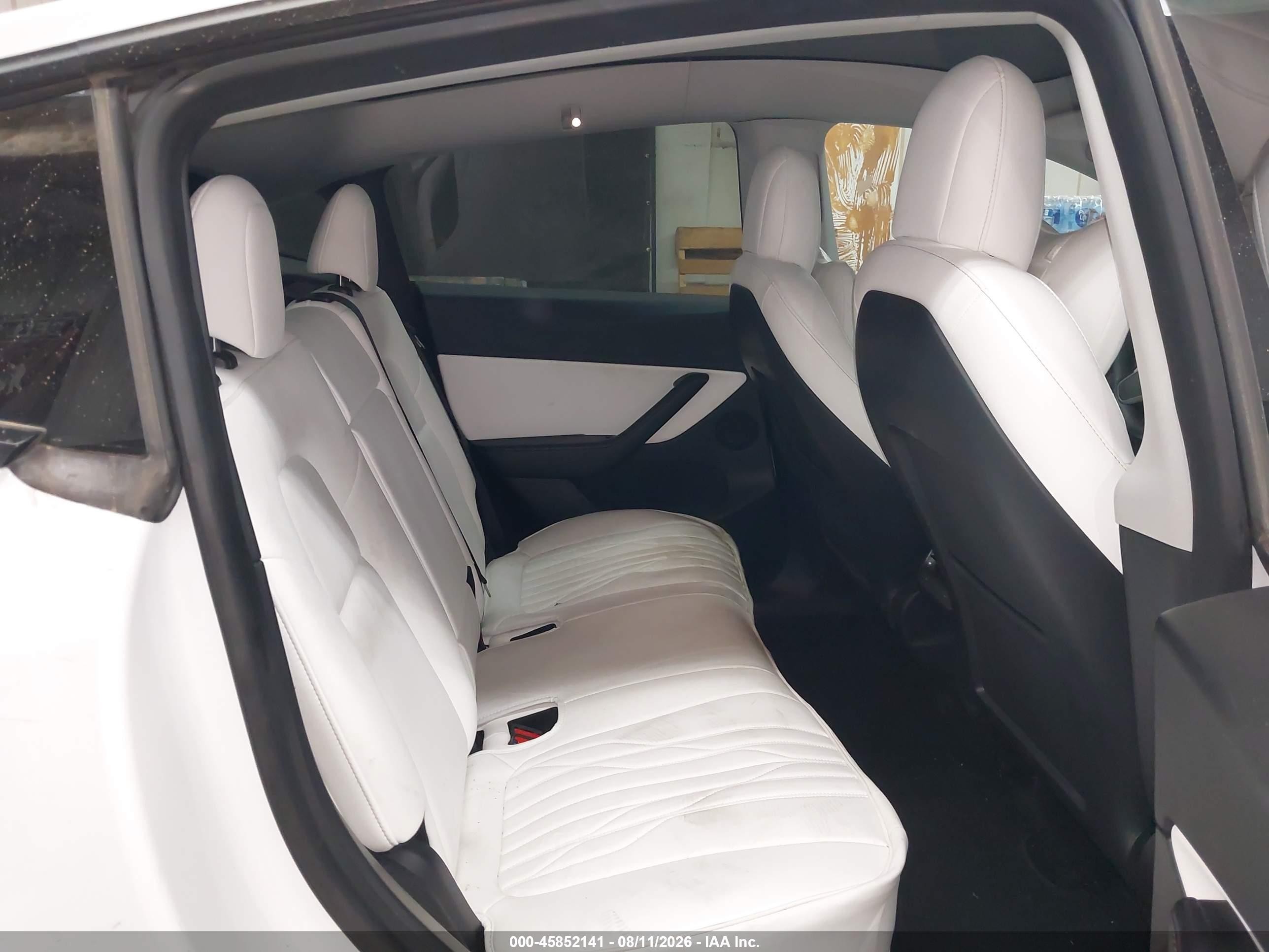 2022 Tesla Model Y Long Range Dual Motor All-wheel Drive White vin: 7SAYGDEE5NF355364
