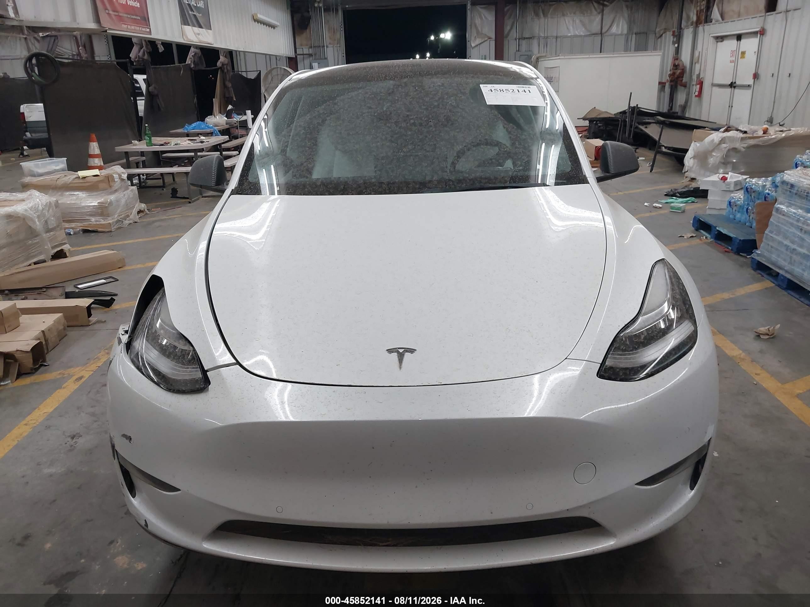2022 Tesla Model Y Long Range Dual Motor All-wheel Drive White vin: 7SAYGDEE5NF355364
