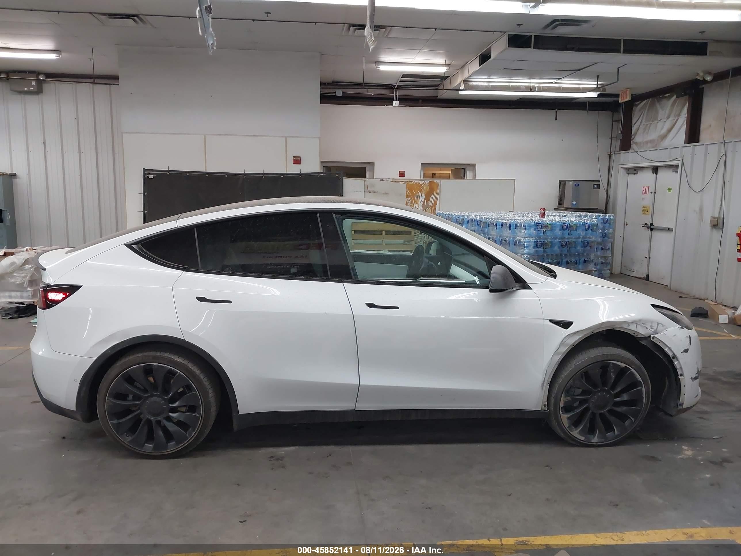 2022 Tesla Model Y Long Range Dual Motor All-wheel Drive White vin: 7SAYGDEE5NF355364