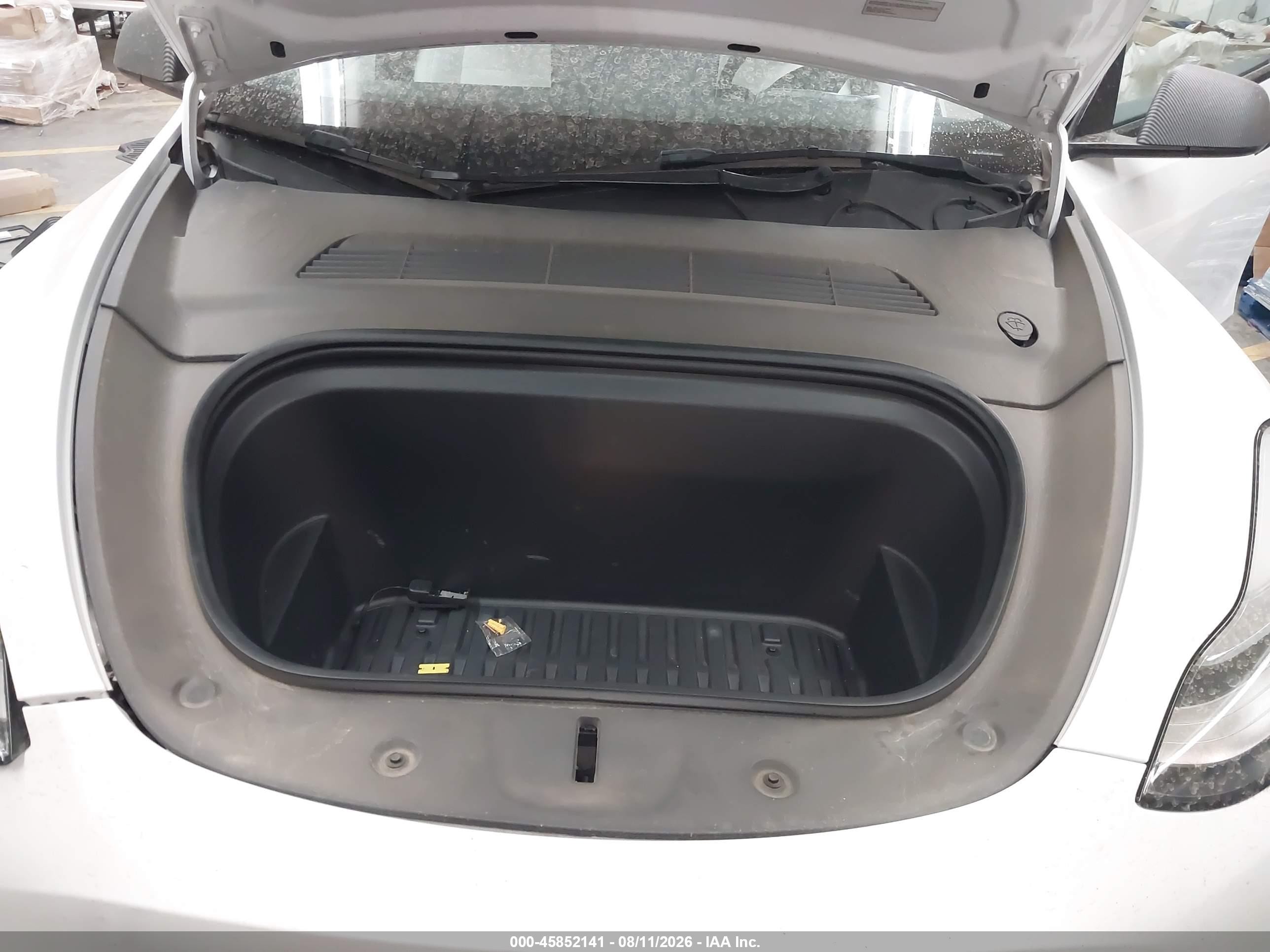 2022 Tesla Model Y Long Range Dual Motor All-wheel Drive White vin: 7SAYGDEE5NF355364