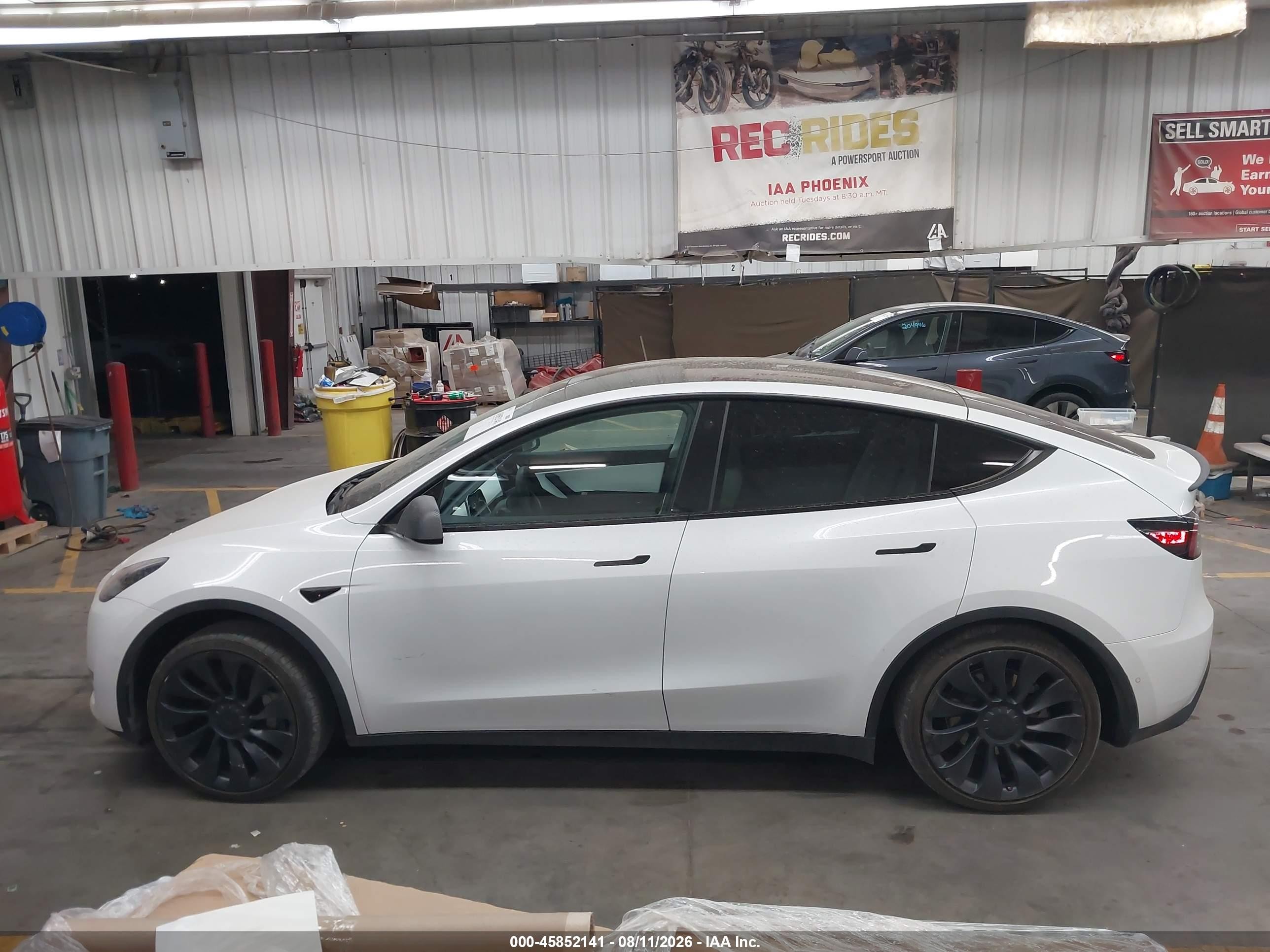 2022 Tesla Model Y Long Range Dual Motor All-wheel Drive White vin: 7SAYGDEE5NF355364