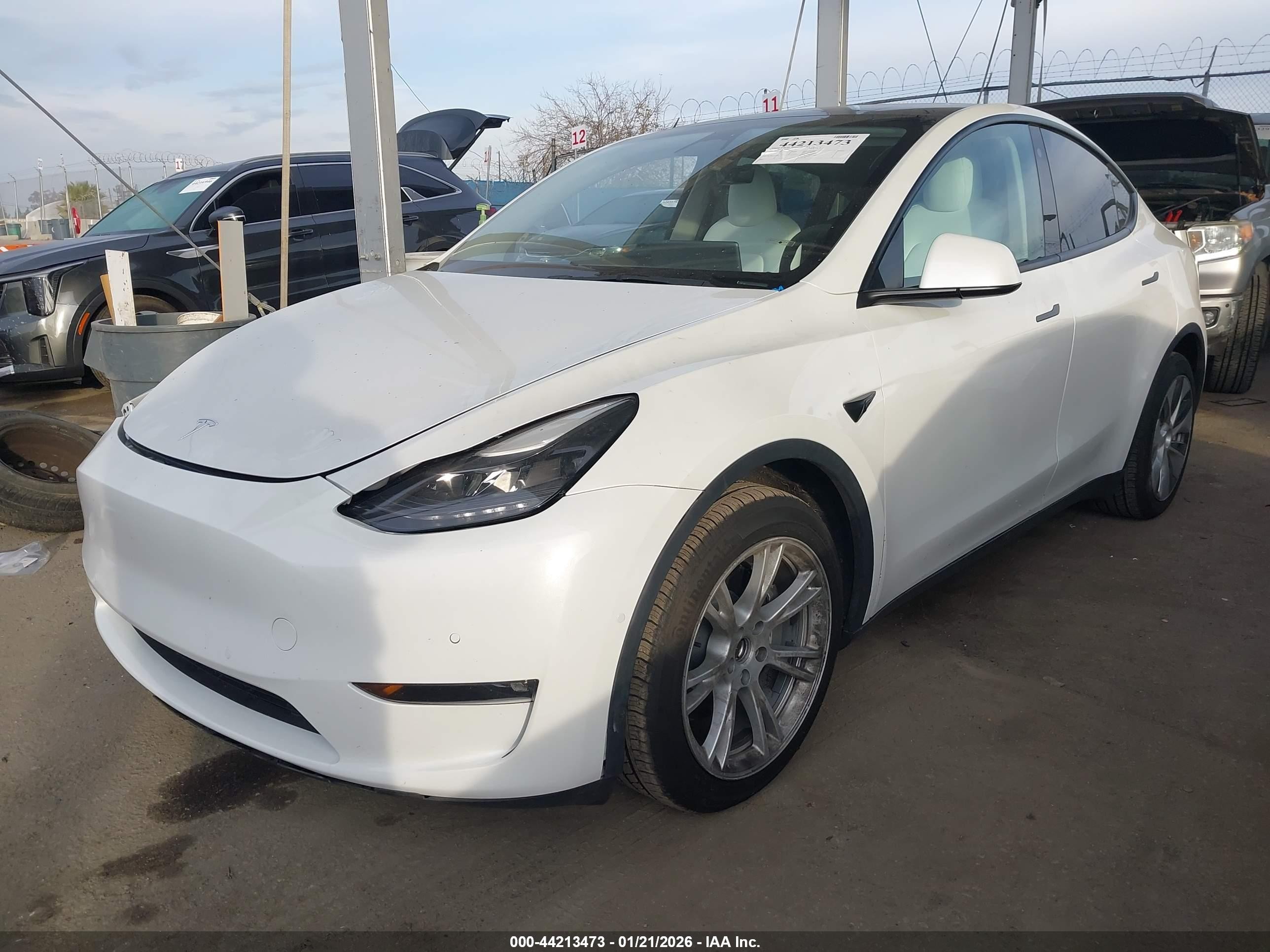 2022 Tesla Model Y Long Range Dual Motor All-wheel Drive Белый vin: 7SAYGDEE5NF556083