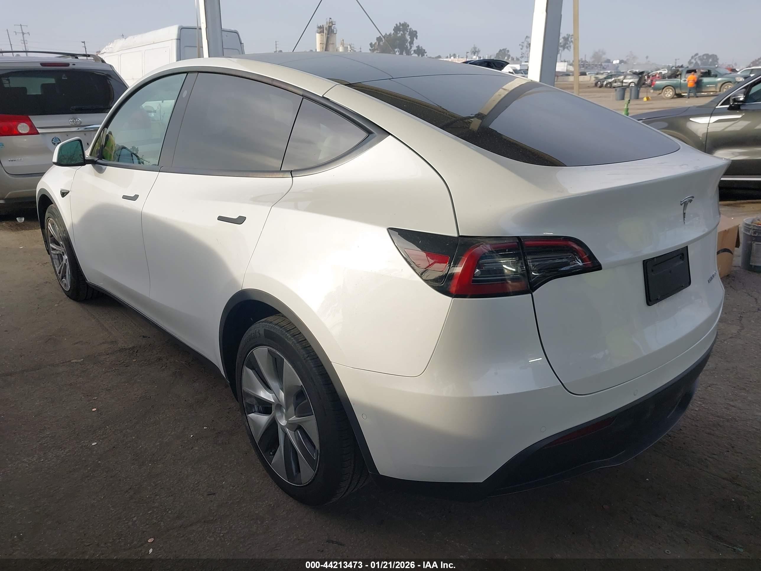 2022 Tesla Model Y Long Range Dual Motor All-wheel Drive Белый vin: 7SAYGDEE5NF556083