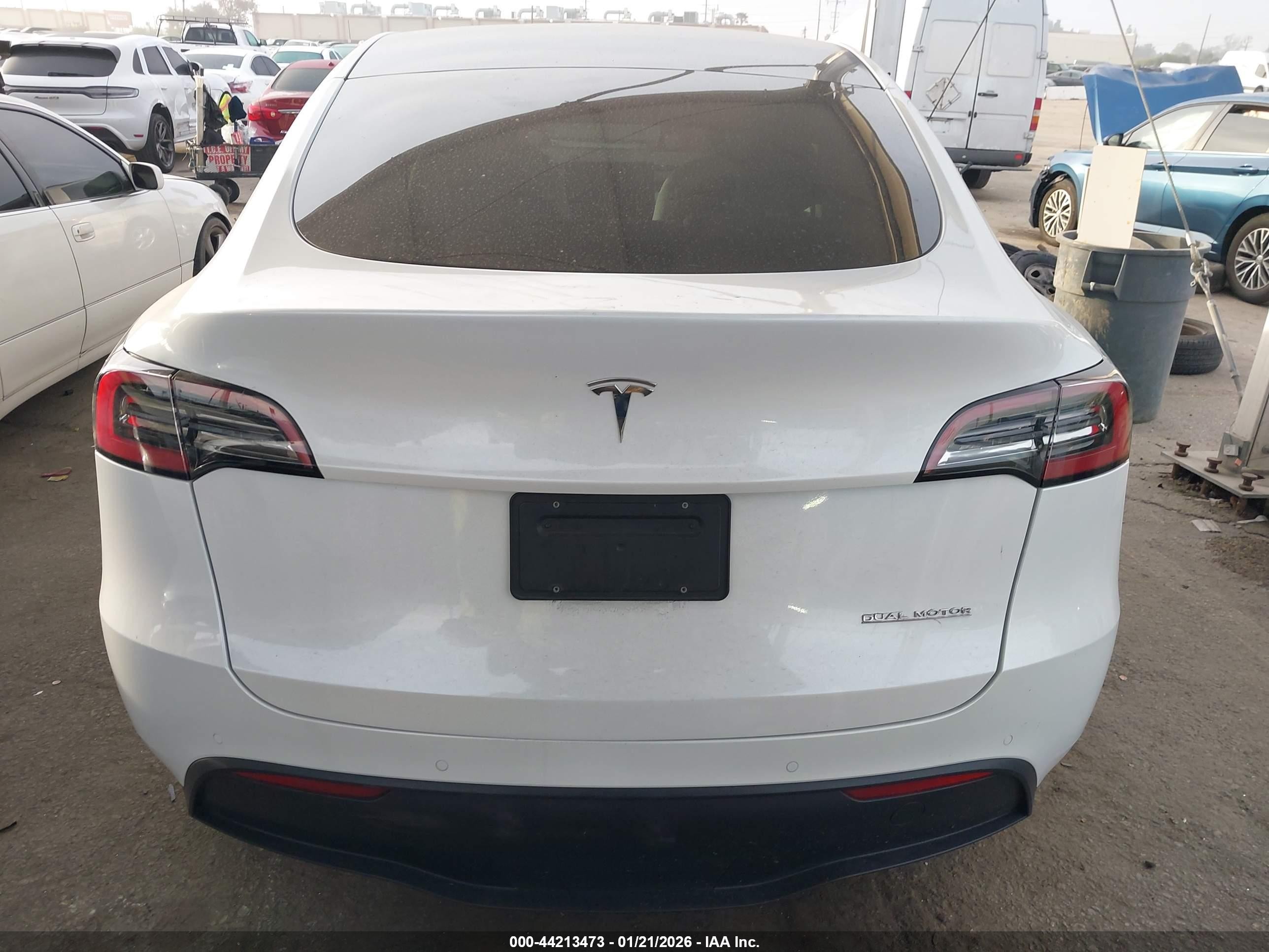 2022 Tesla Model Y Long Range Dual Motor All-wheel Drive Белый vin: 7SAYGDEE5NF556083