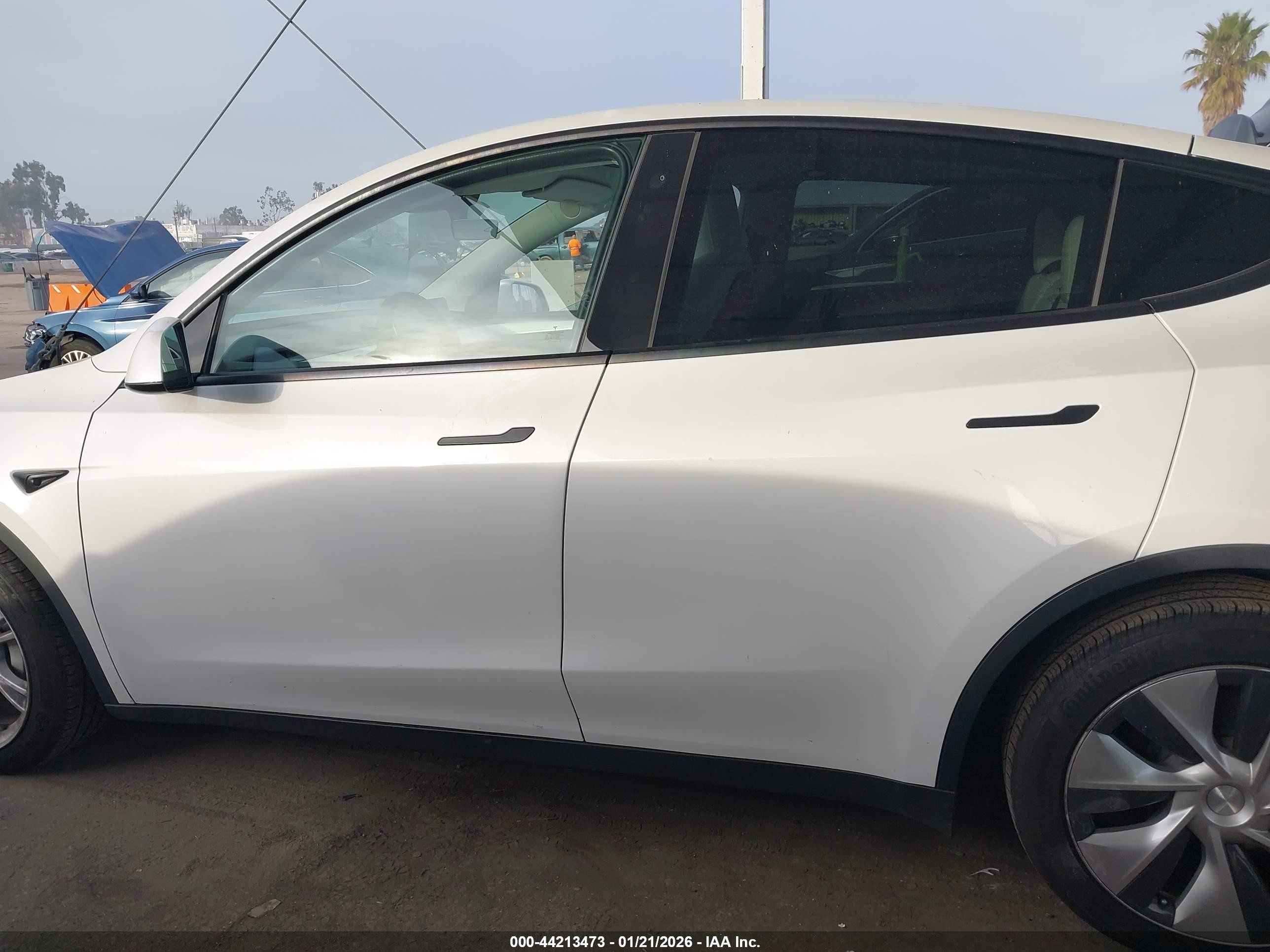 2022 Tesla Model Y Long Range Dual Motor All-wheel Drive Белый vin: 7SAYGDEE5NF556083
