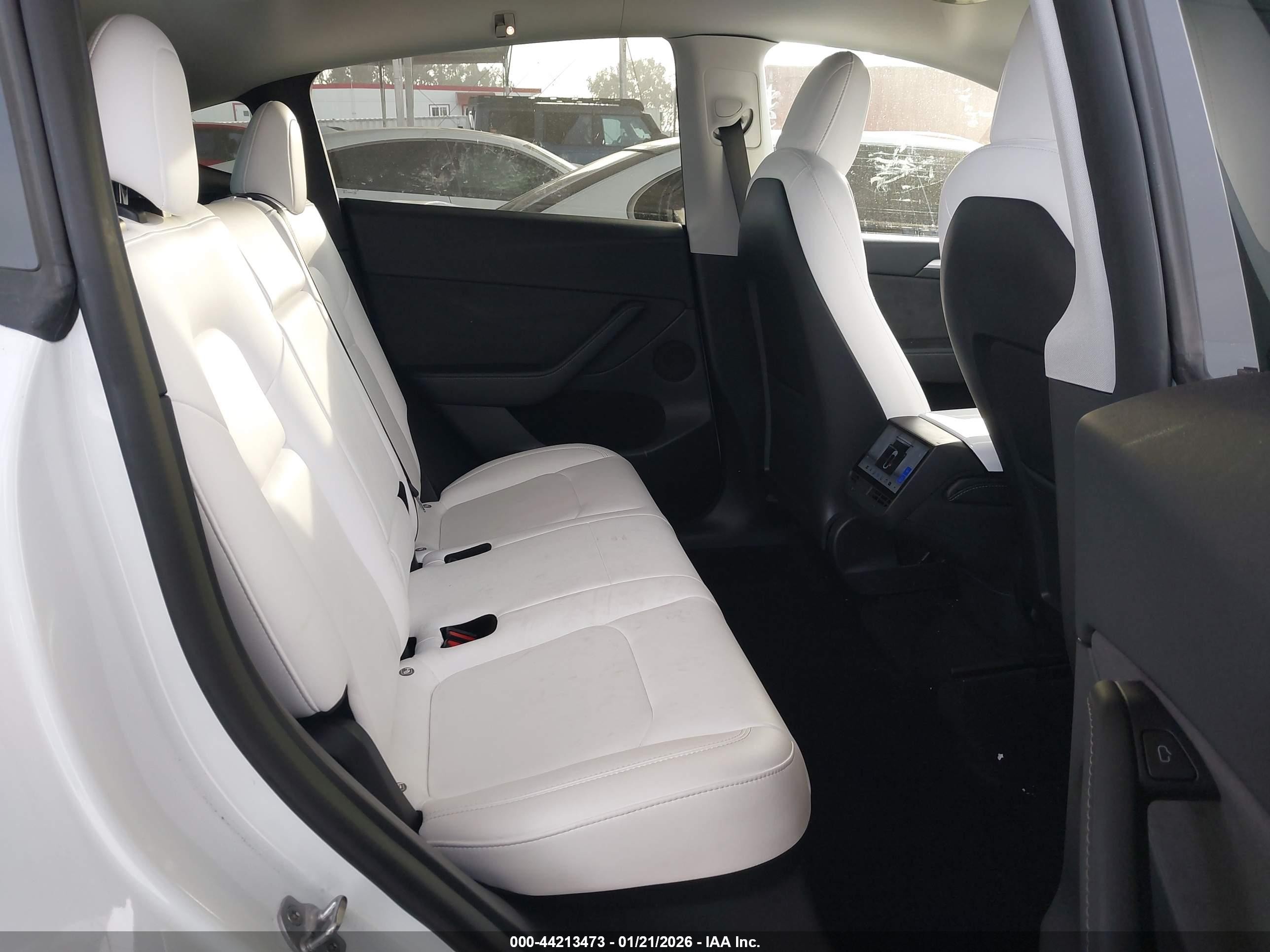 2022 Tesla Model Y Long Range Dual Motor All-wheel Drive Белый vin: 7SAYGDEE5NF556083