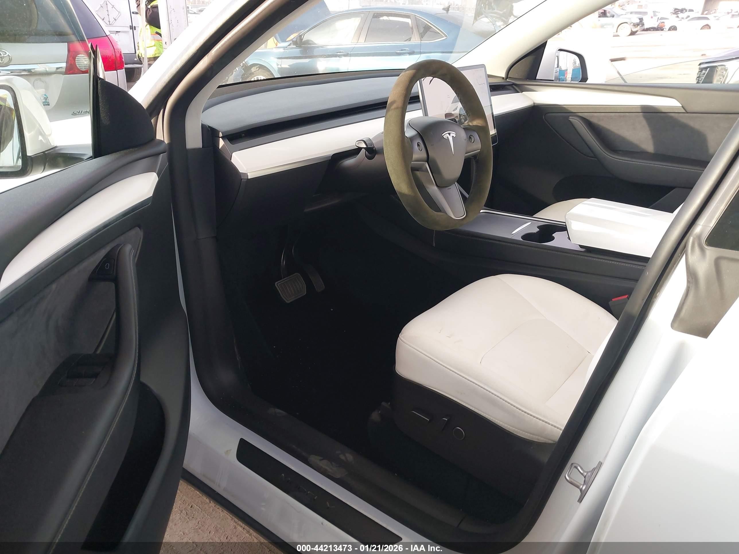 2022 Tesla Model Y Long Range Dual Motor All-wheel Drive Белый vin: 7SAYGDEE5NF556083