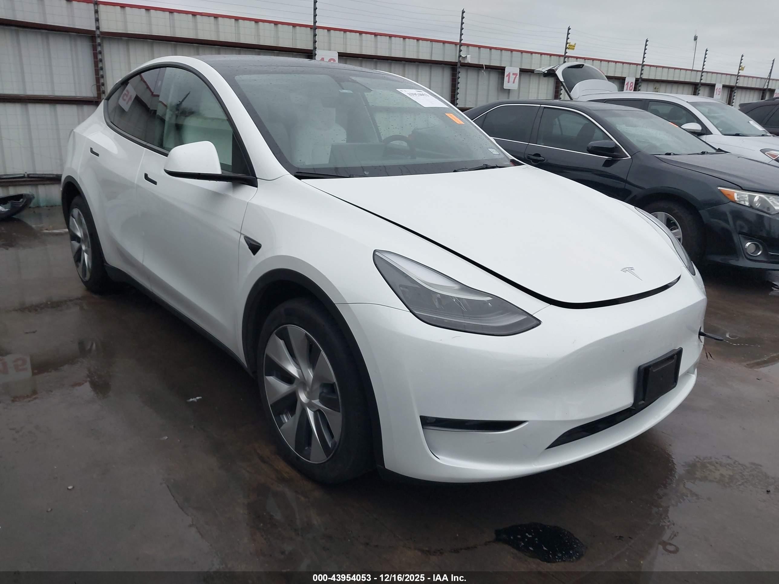 2023 Tesla Model Y Awd/long Range Dual Motor All-wheel Drive White vin: 7SAYGDEE5PF708429