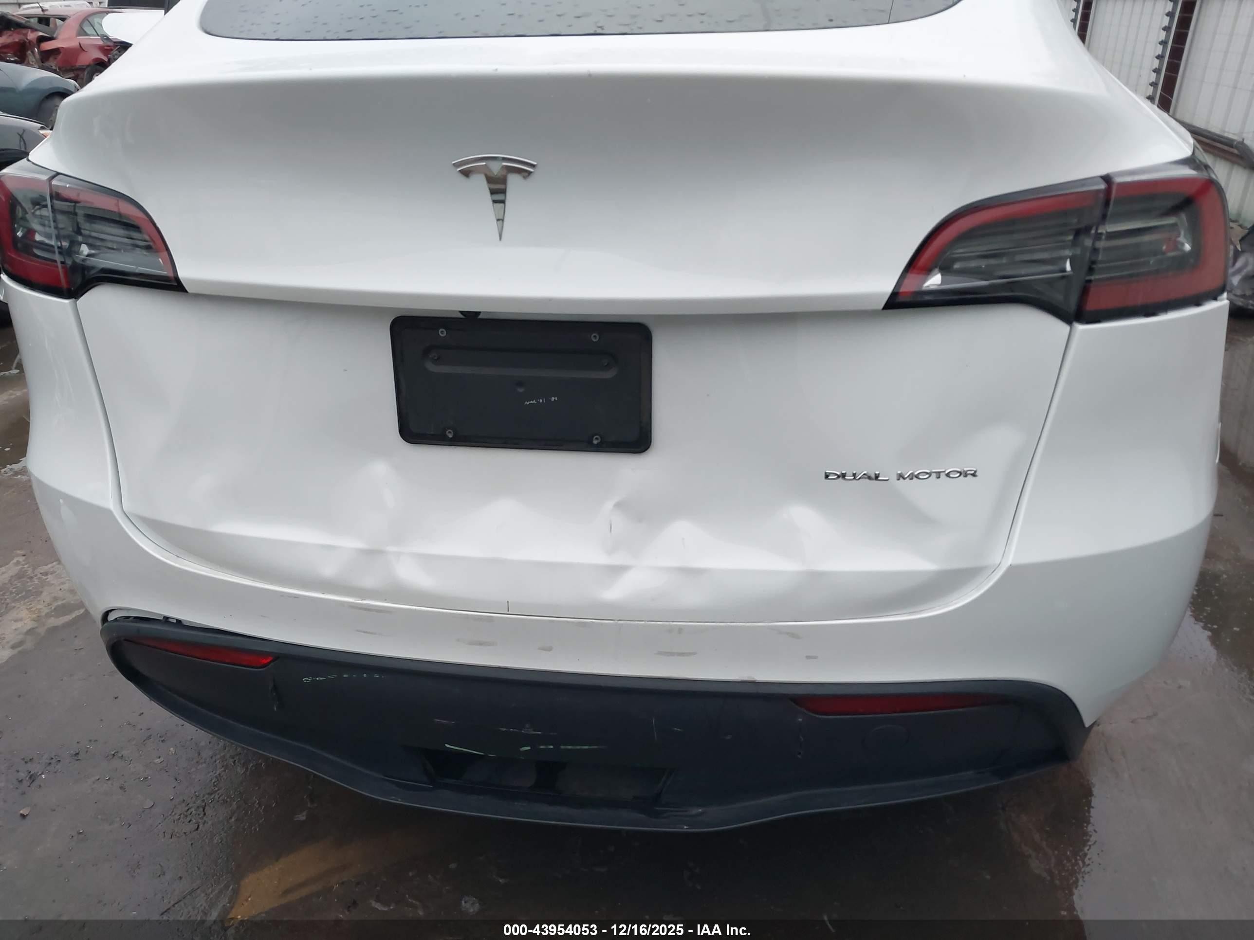 2023 Tesla Model Y Awd/long Range Dual Motor All-wheel Drive White vin: 7SAYGDEE5PF708429