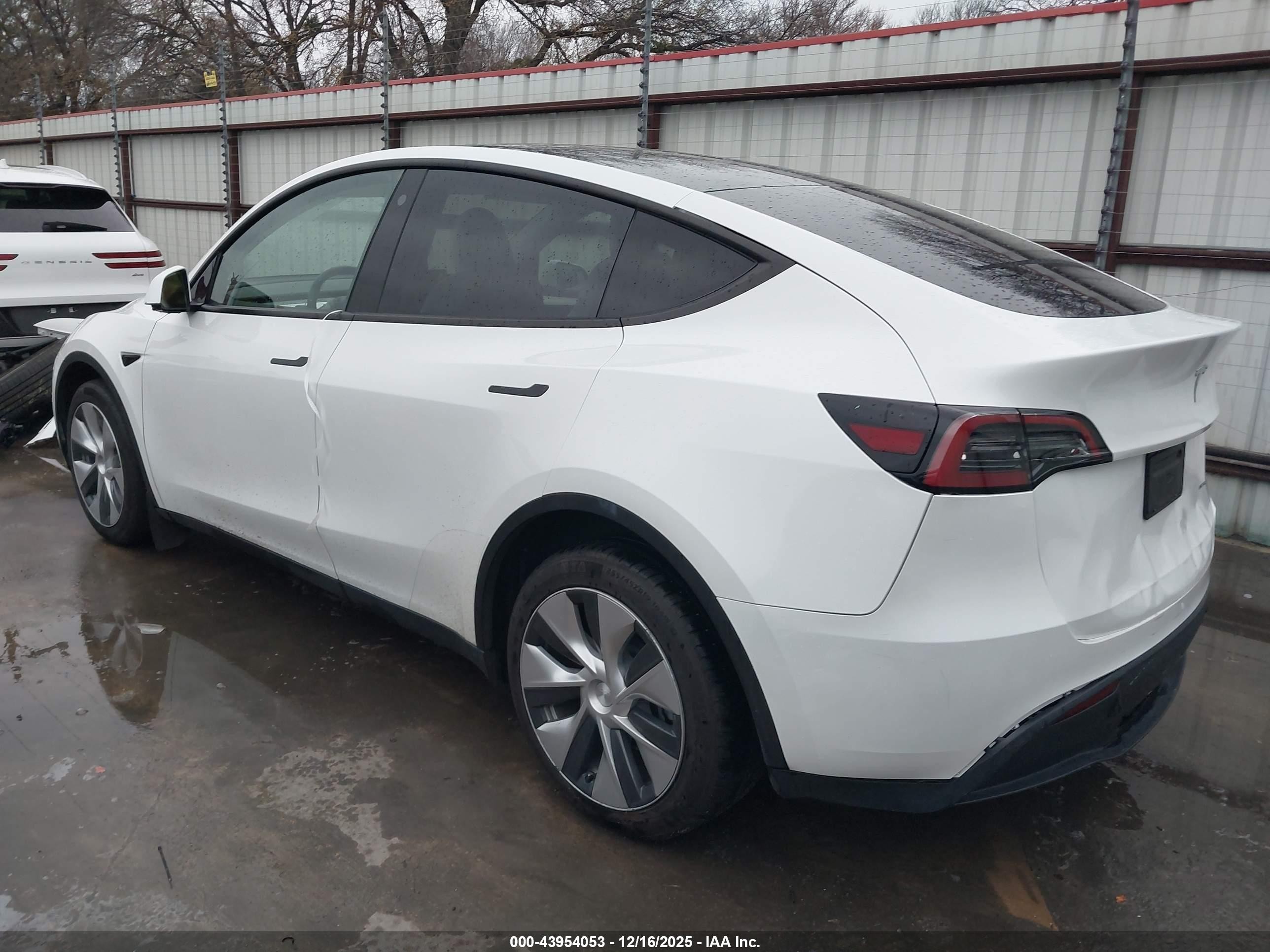 2023 Tesla Model Y Awd/long Range Dual Motor All-wheel Drive White vin: 7SAYGDEE5PF708429