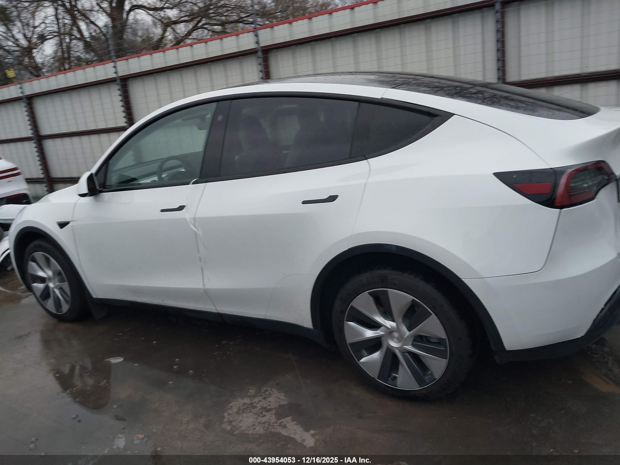 2023 Tesla Model Y Awd/long Range Dual Motor All-wheel Drive White vin: 7SAYGDEE5PF708429