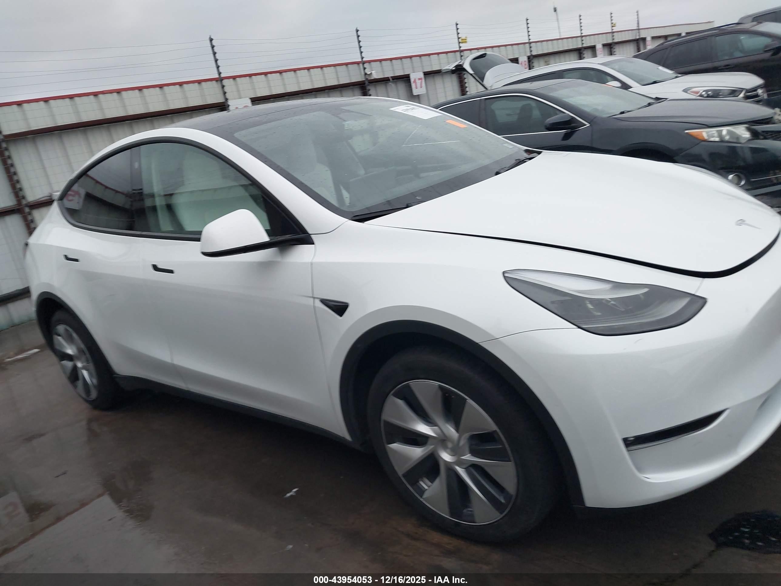 2023 Tesla Model Y Awd/long Range Dual Motor All-wheel Drive White vin: 7SAYGDEE5PF708429