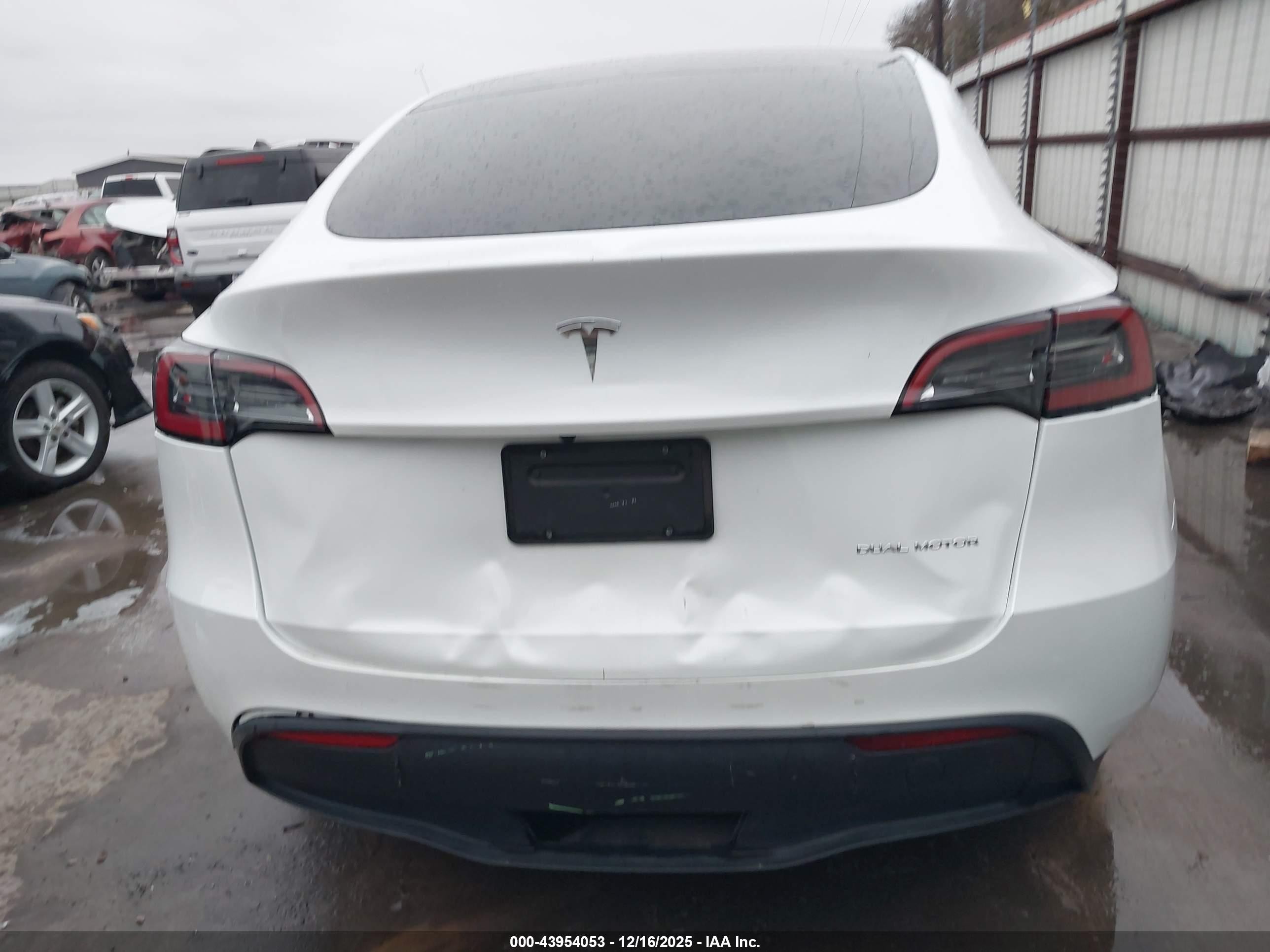 2023 Tesla Model Y Awd/long Range Dual Motor All-wheel Drive White vin: 7SAYGDEE5PF708429