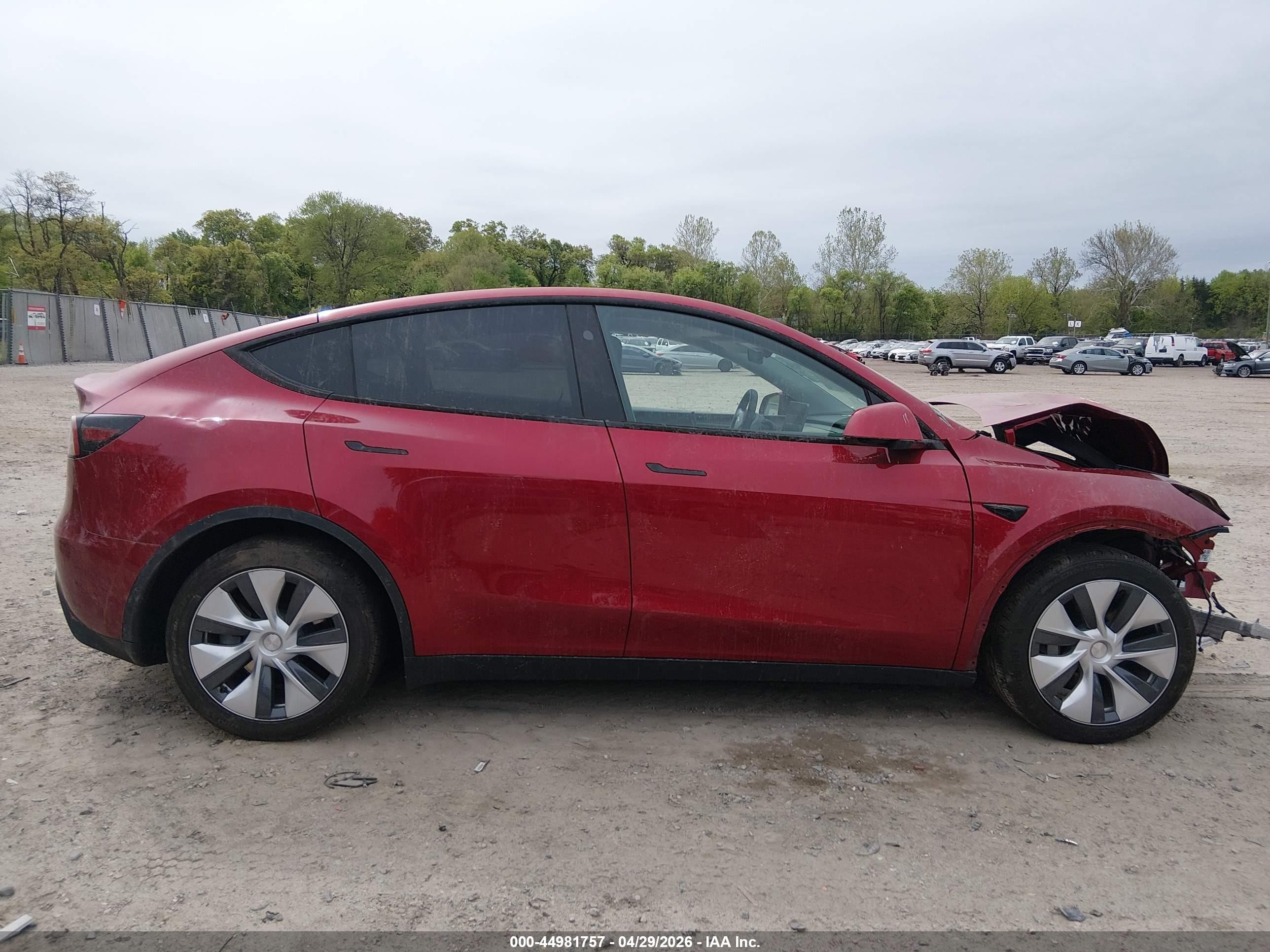 2024 Tesla Model Y Long Range Dual Motor All-wheel Drive Красный vin: 7SAYGDEE5RA269524