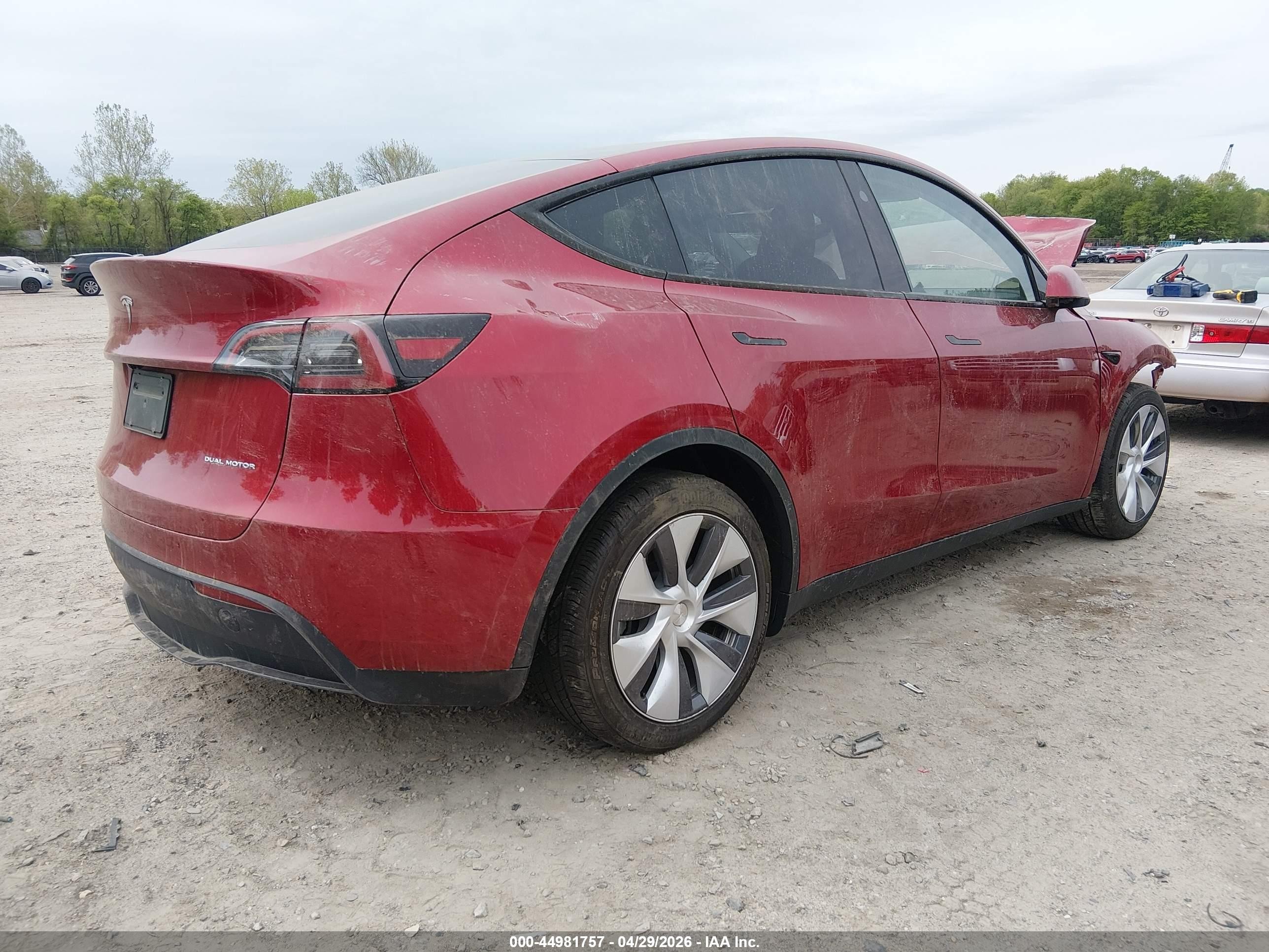 2024 Tesla Model Y Long Range Dual Motor All-wheel Drive Красный vin: 7SAYGDEE5RA269524
