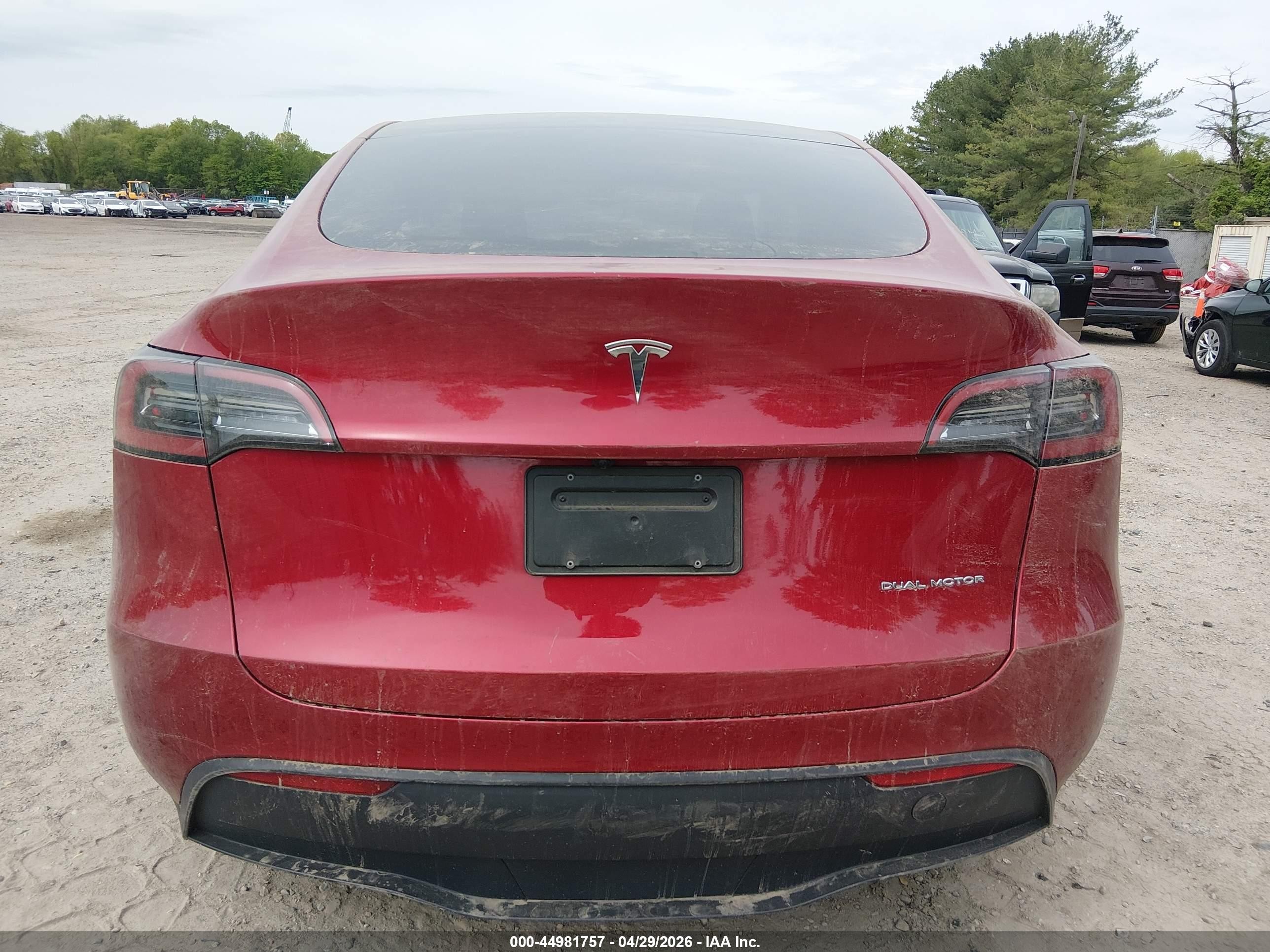 2024 Tesla Model Y Long Range Dual Motor All-wheel Drive Красный vin: 7SAYGDEE5RA269524