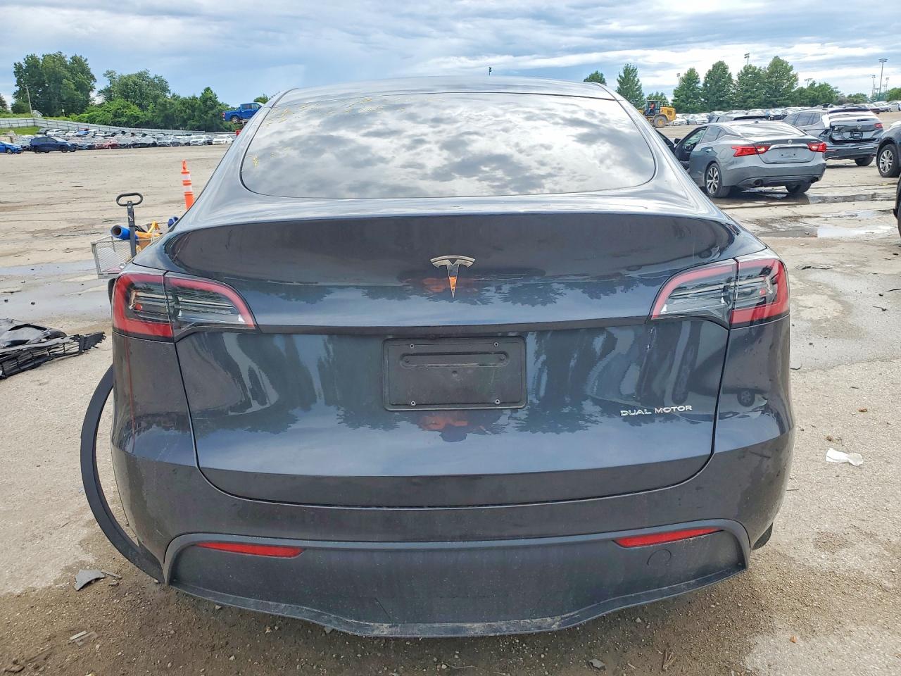 2024 Tesla Model Y Gray vin: 7SAYGDEE5RA295475