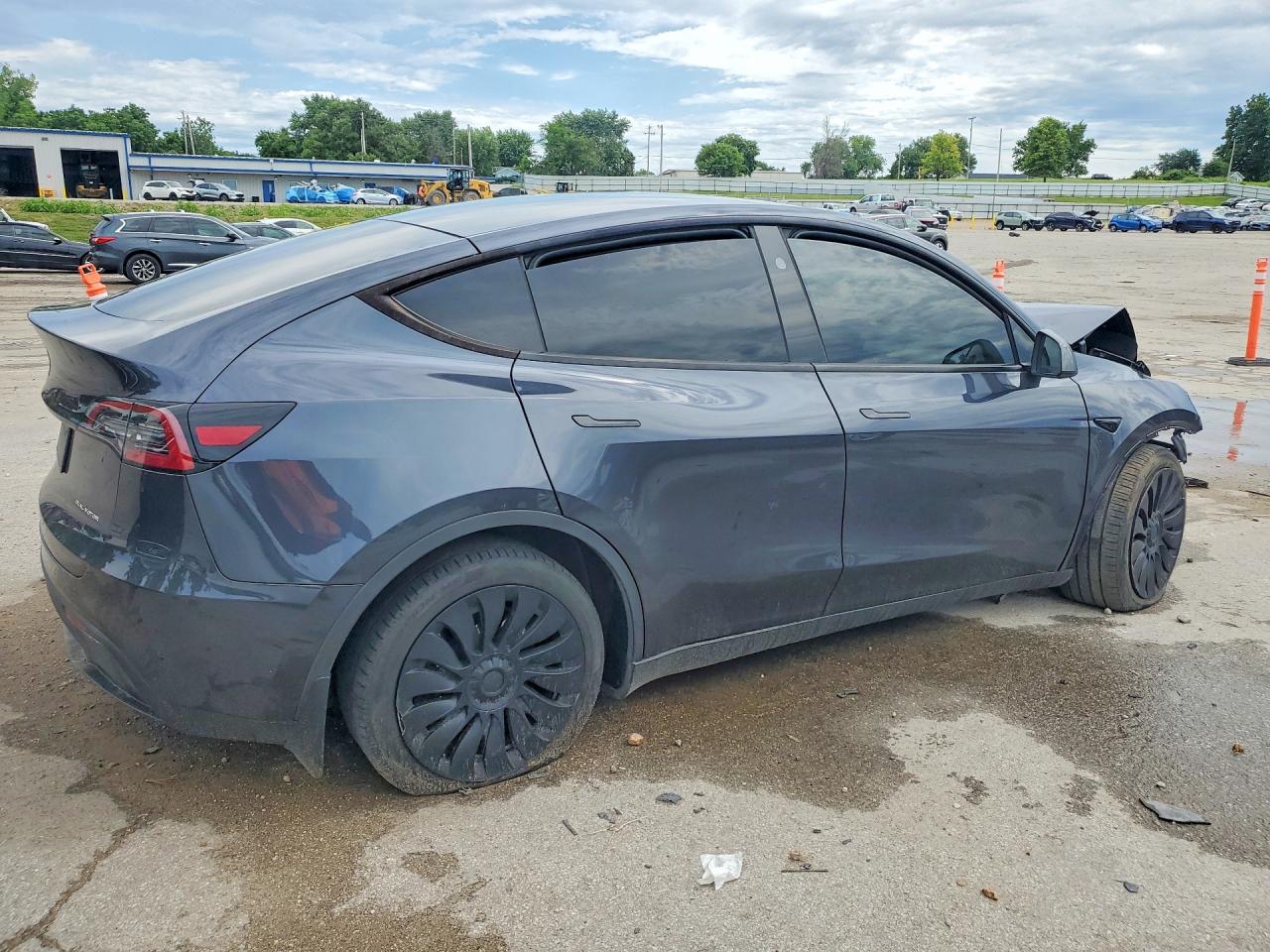 2024 Tesla Model Y Gray vin: 7SAYGDEE5RA295475