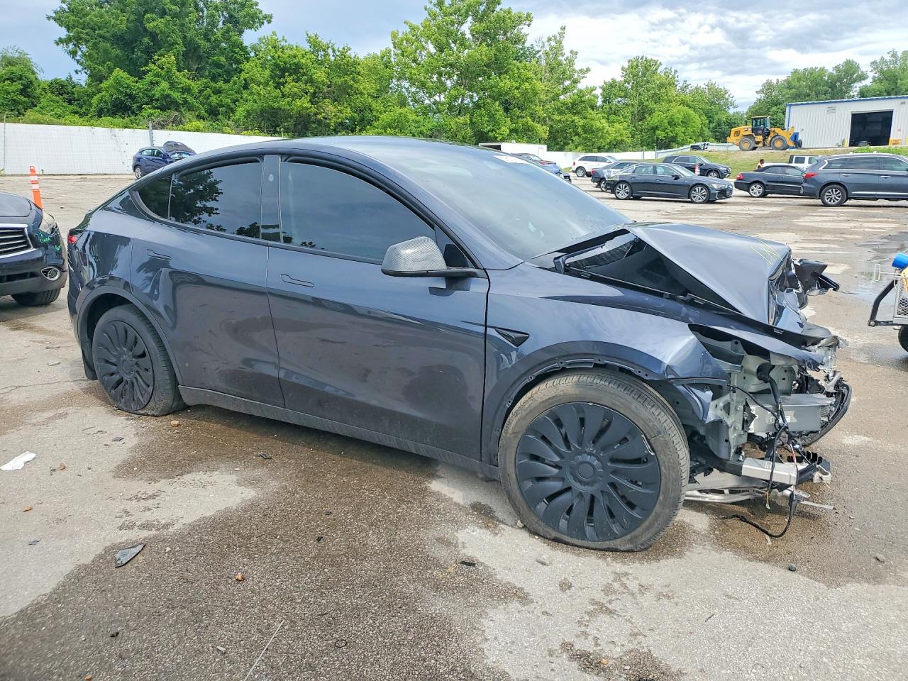 2024 Tesla Model Y Gray vin: 7SAYGDEE5RA295475