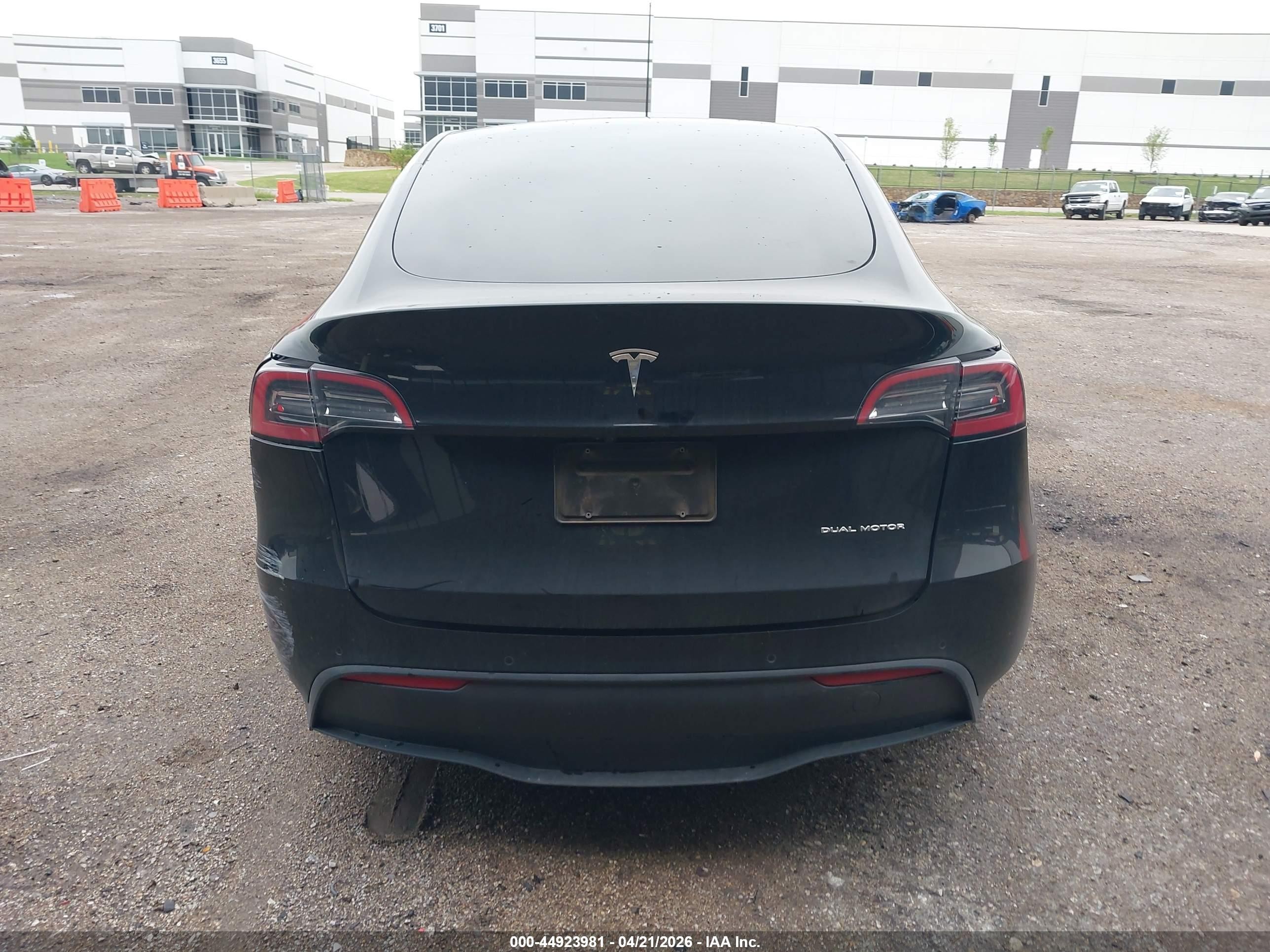 2022 Tesla Model Y Long Range Dual Motor All-wheel Drive Черный vin: 7SAYGDEE6NA001723