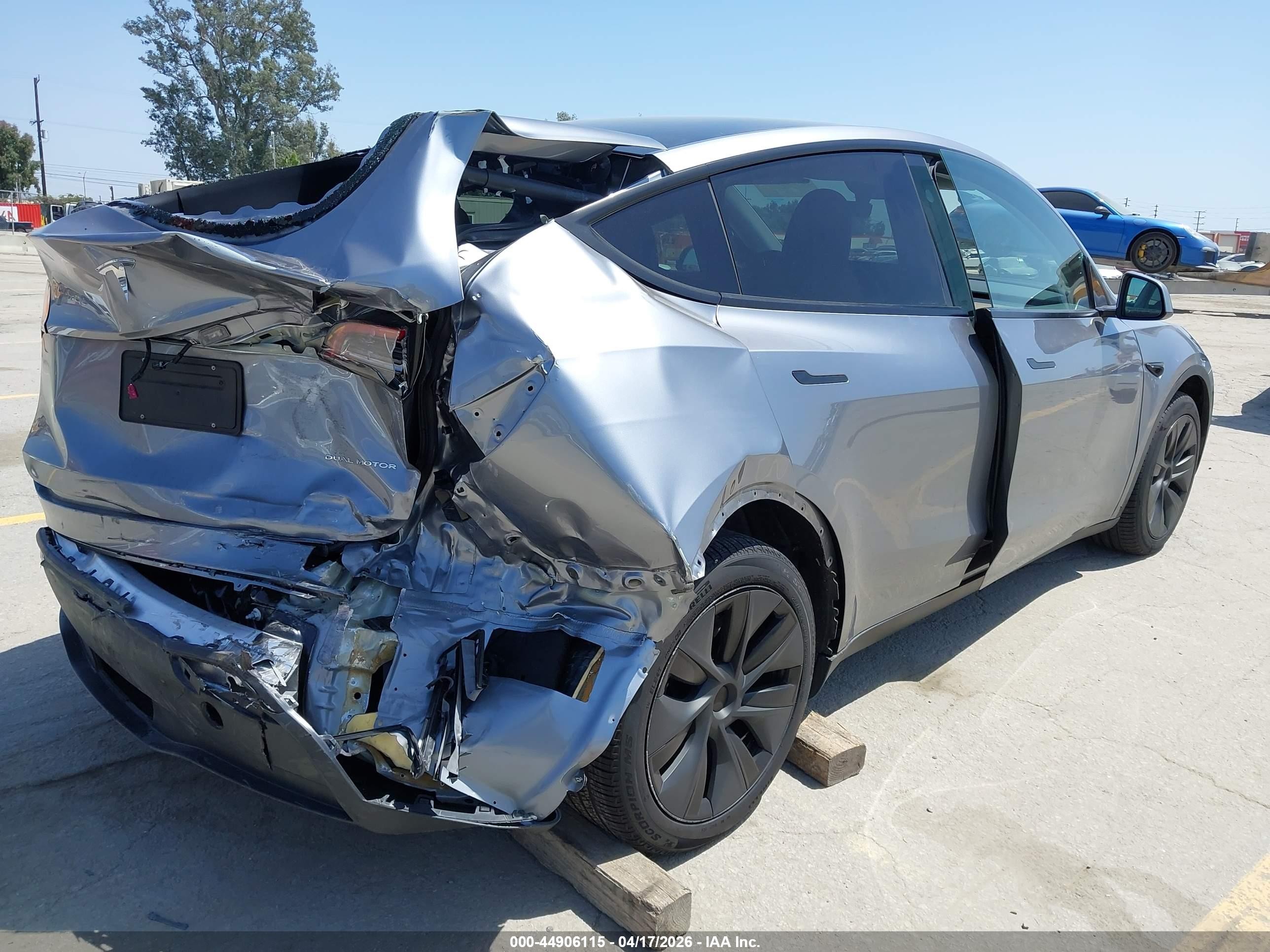 2024 Tesla Model Y Long Range Dual Motor All-wheel Drive Silver vin: 7SAYGDEE6RA295601