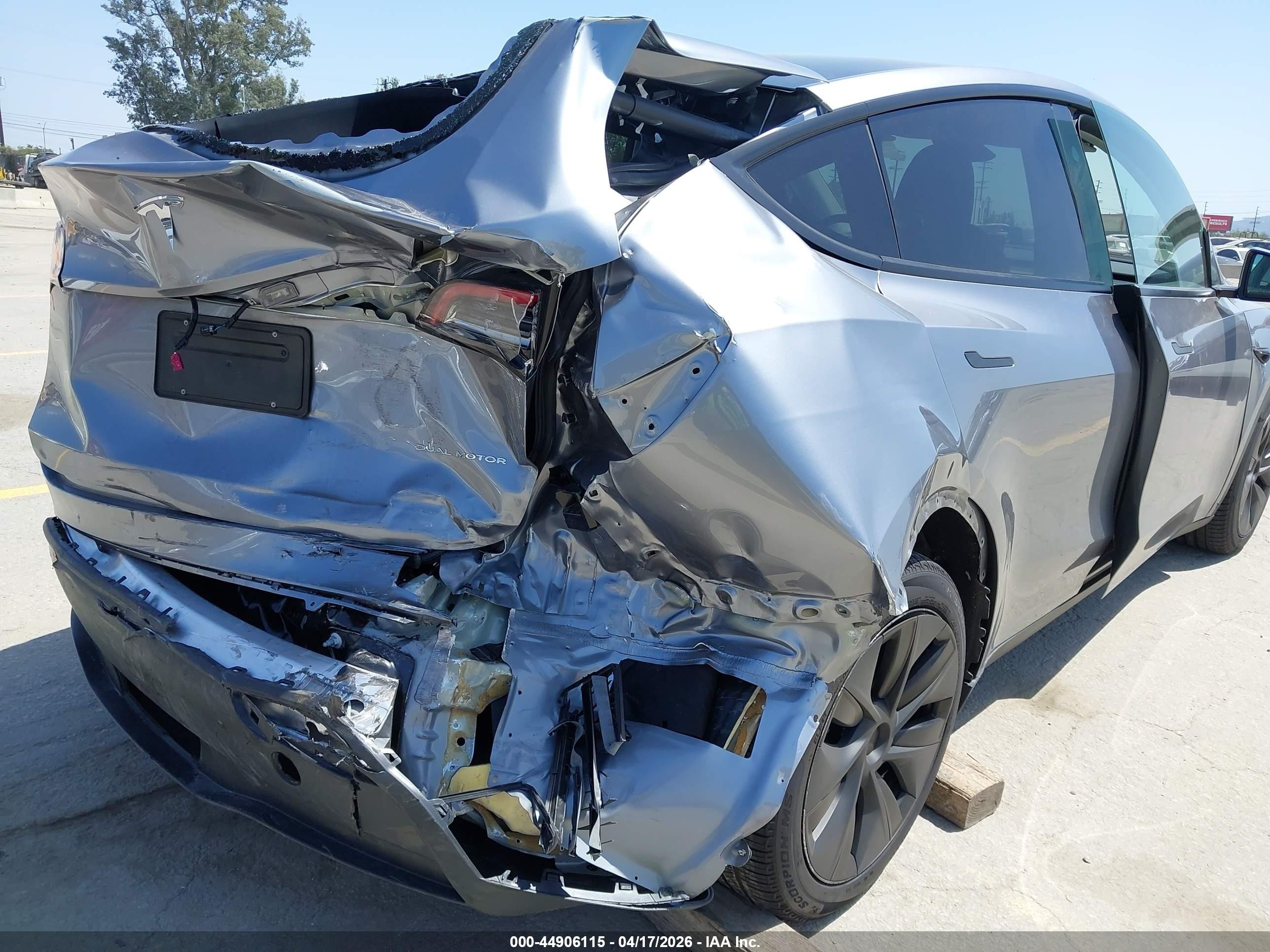 2024 Tesla Model Y Long Range Dual Motor All-wheel Drive Silver vin: 7SAYGDEE6RA295601