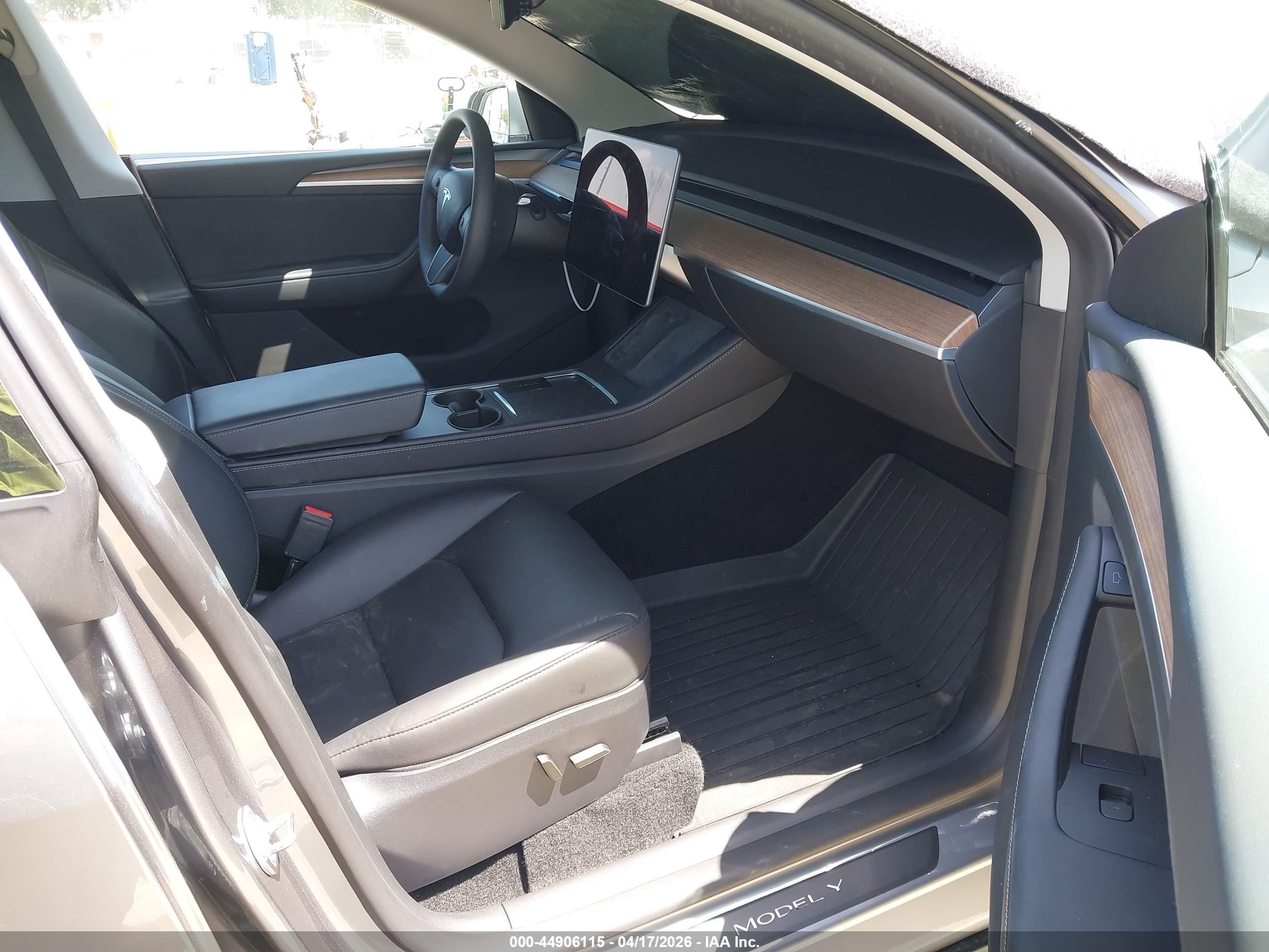 2024 Tesla Model Y Long Range Dual Motor All-wheel Drive Silver vin: 7SAYGDEE6RA295601