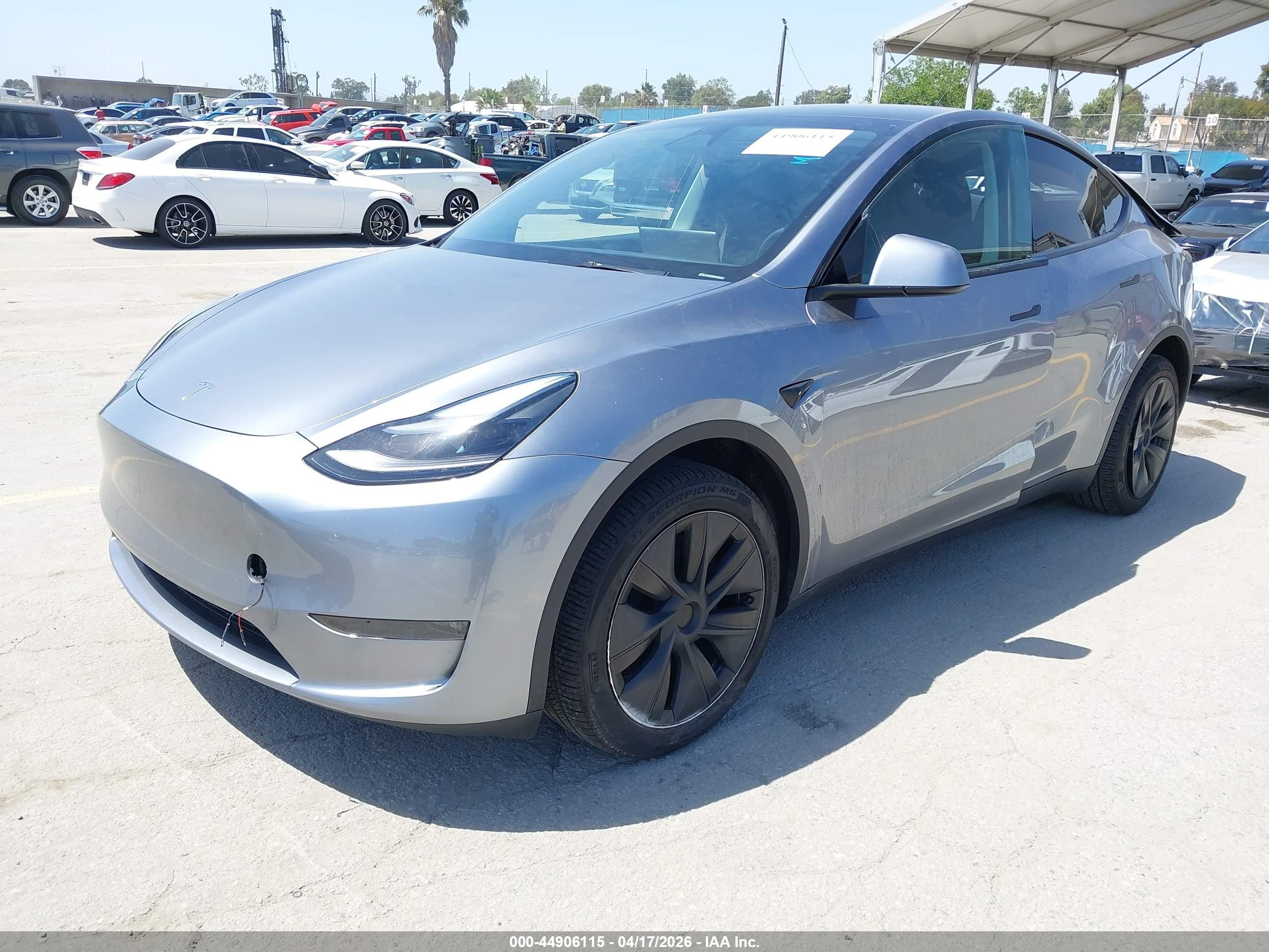 2024 Tesla Model Y Long Range Dual Motor All-wheel Drive Silver vin: 7SAYGDEE6RA295601