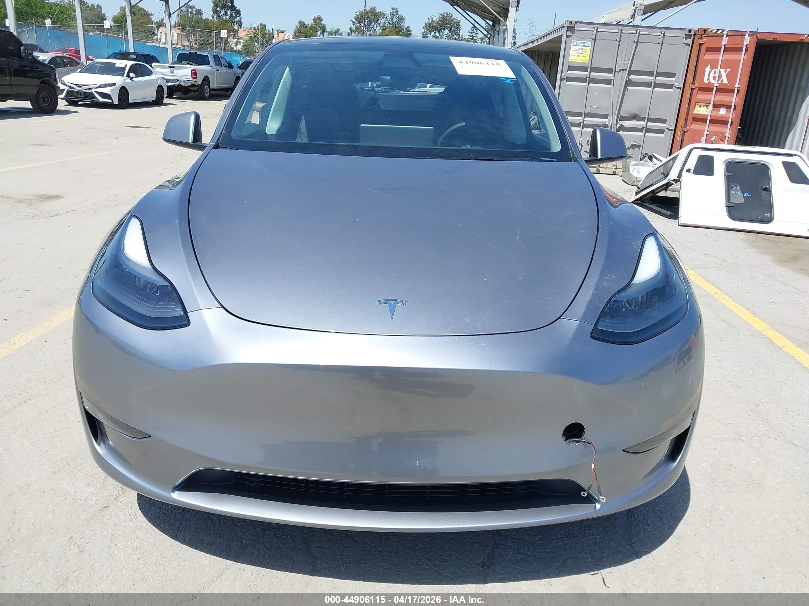 2024 Tesla Model Y Long Range Dual Motor All-wheel Drive Silver vin: 7SAYGDEE6RA295601