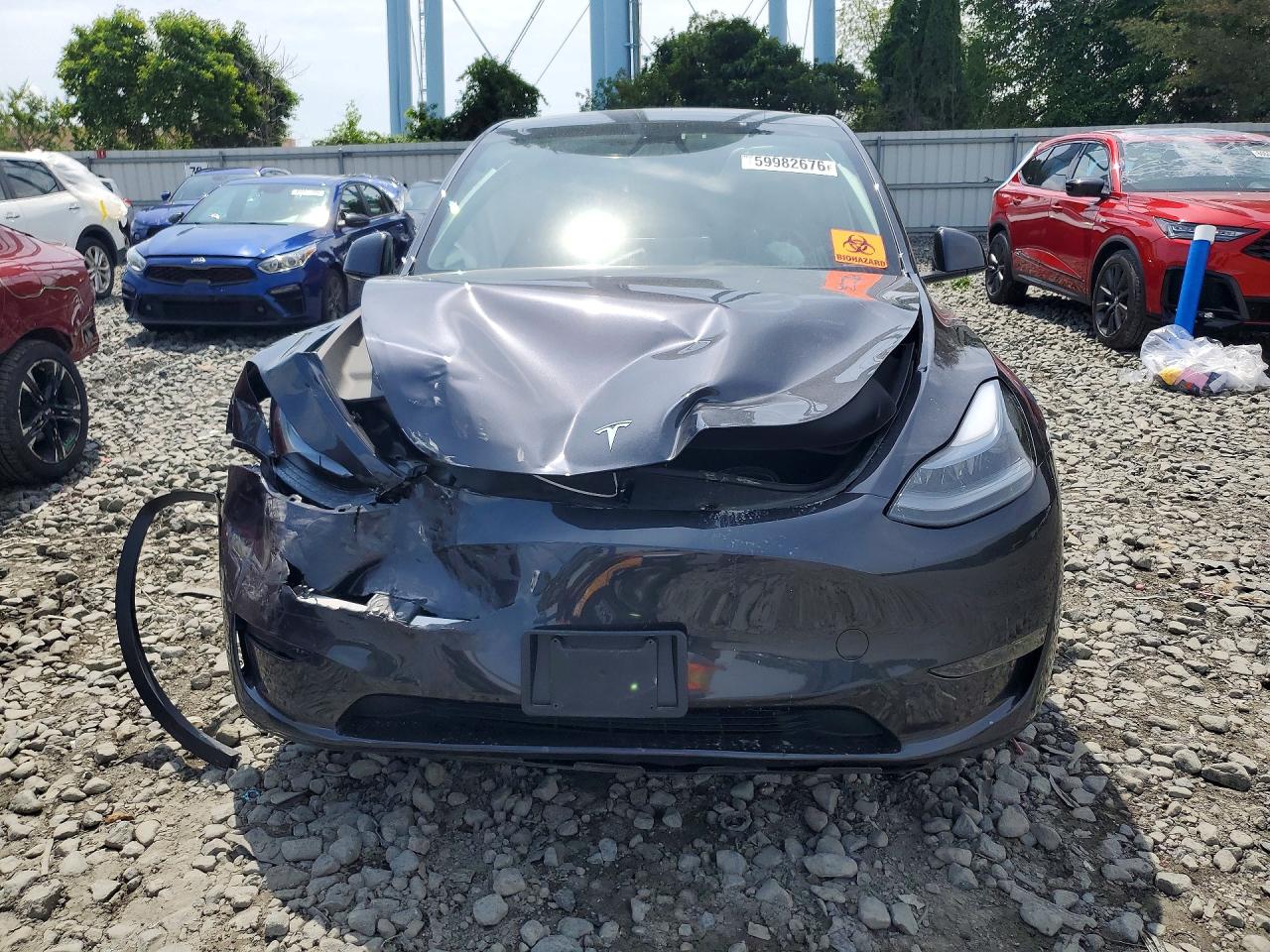 2024 Tesla Model Y Gray vin: 7SAYGDEE6RA330167