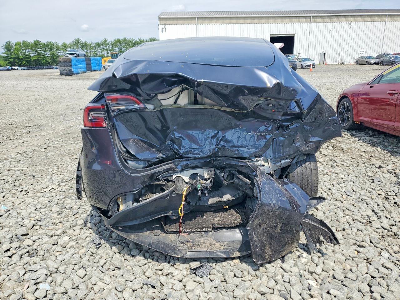 2024 Tesla Model Y Gray vin: 7SAYGDEE6RA330167