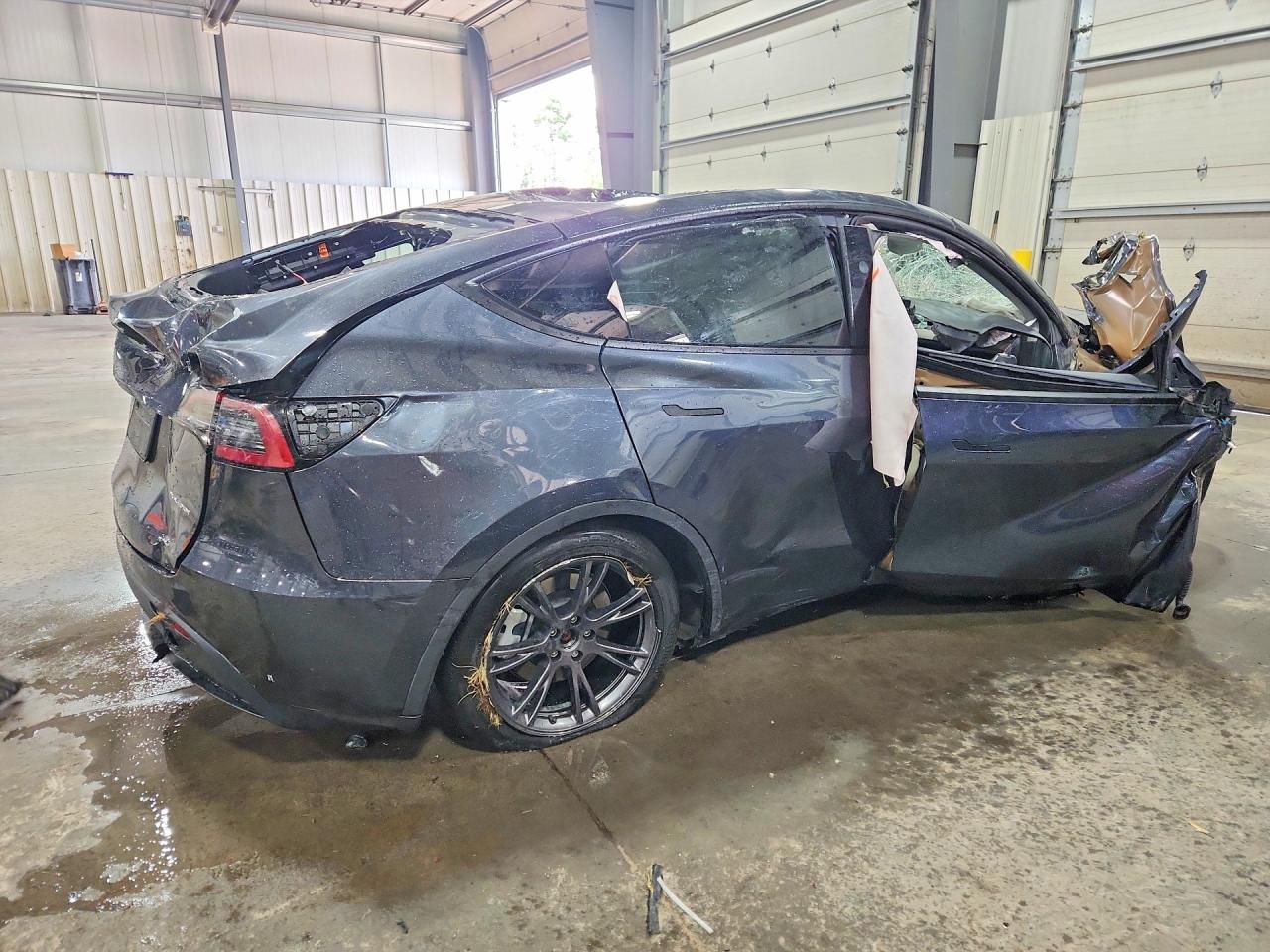 2024 Tesla Model Y Blue vin: 7SAYGDEE6RF155776