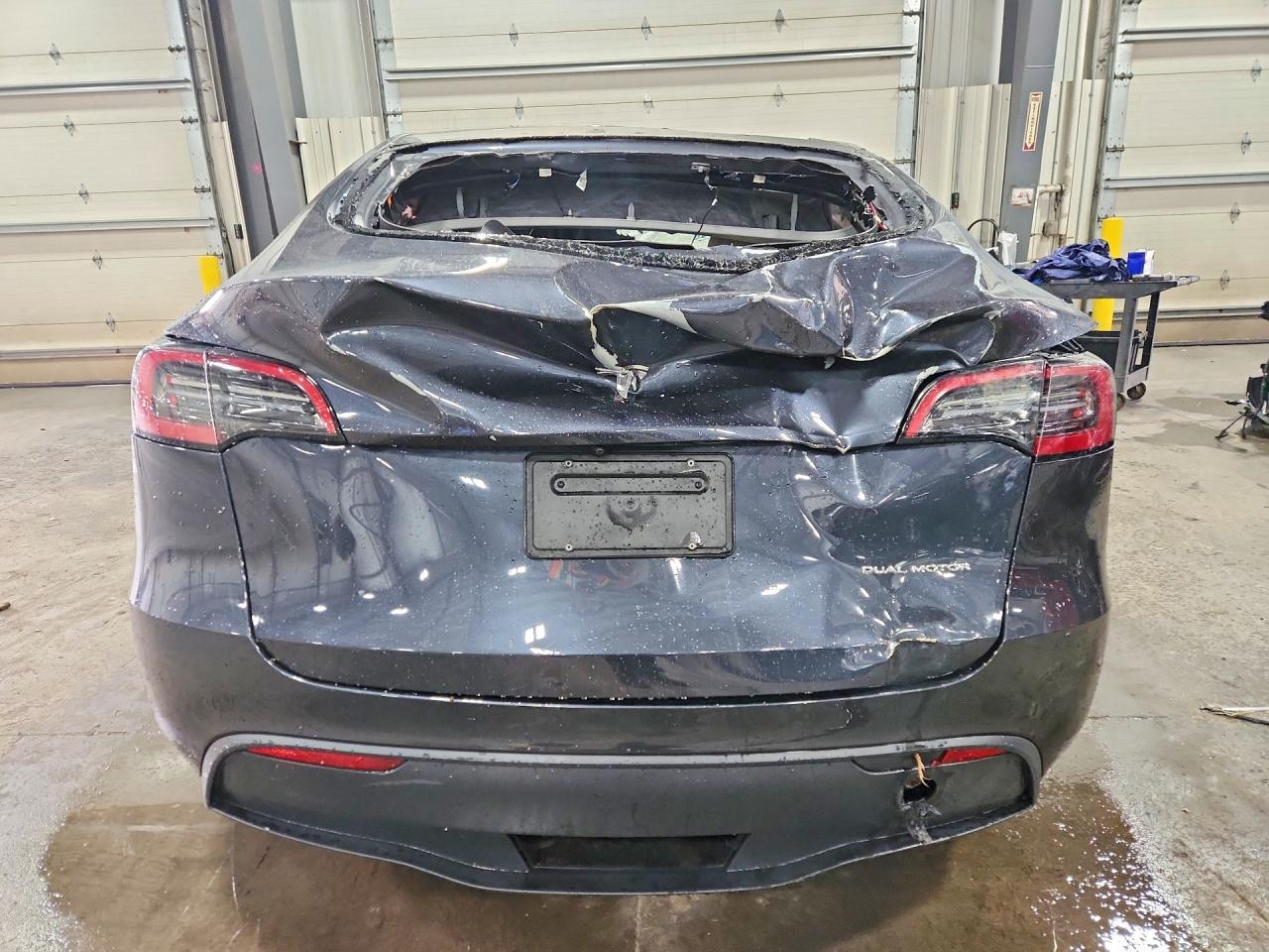 2024 Tesla Model Y Blue vin: 7SAYGDEE6RF155776