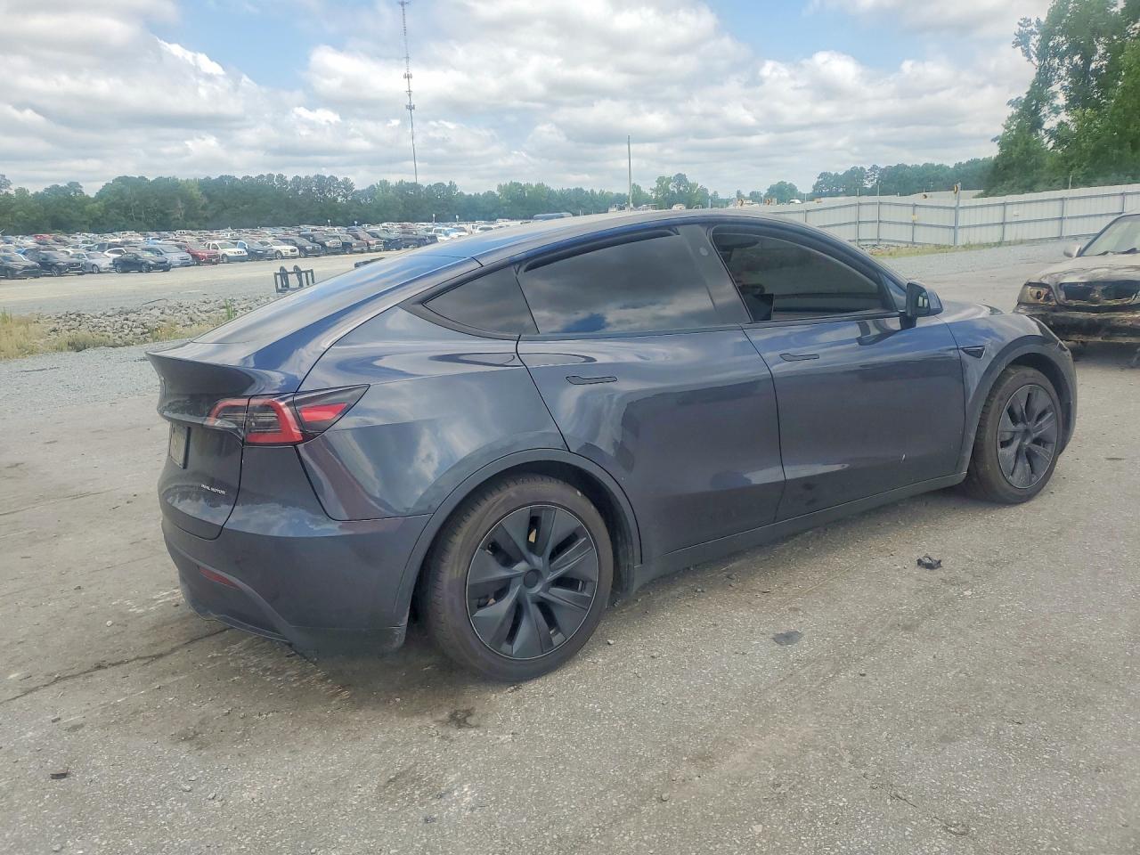 2025 Tesla Model Y Gray vin: 7SAYGDEE6SA360291