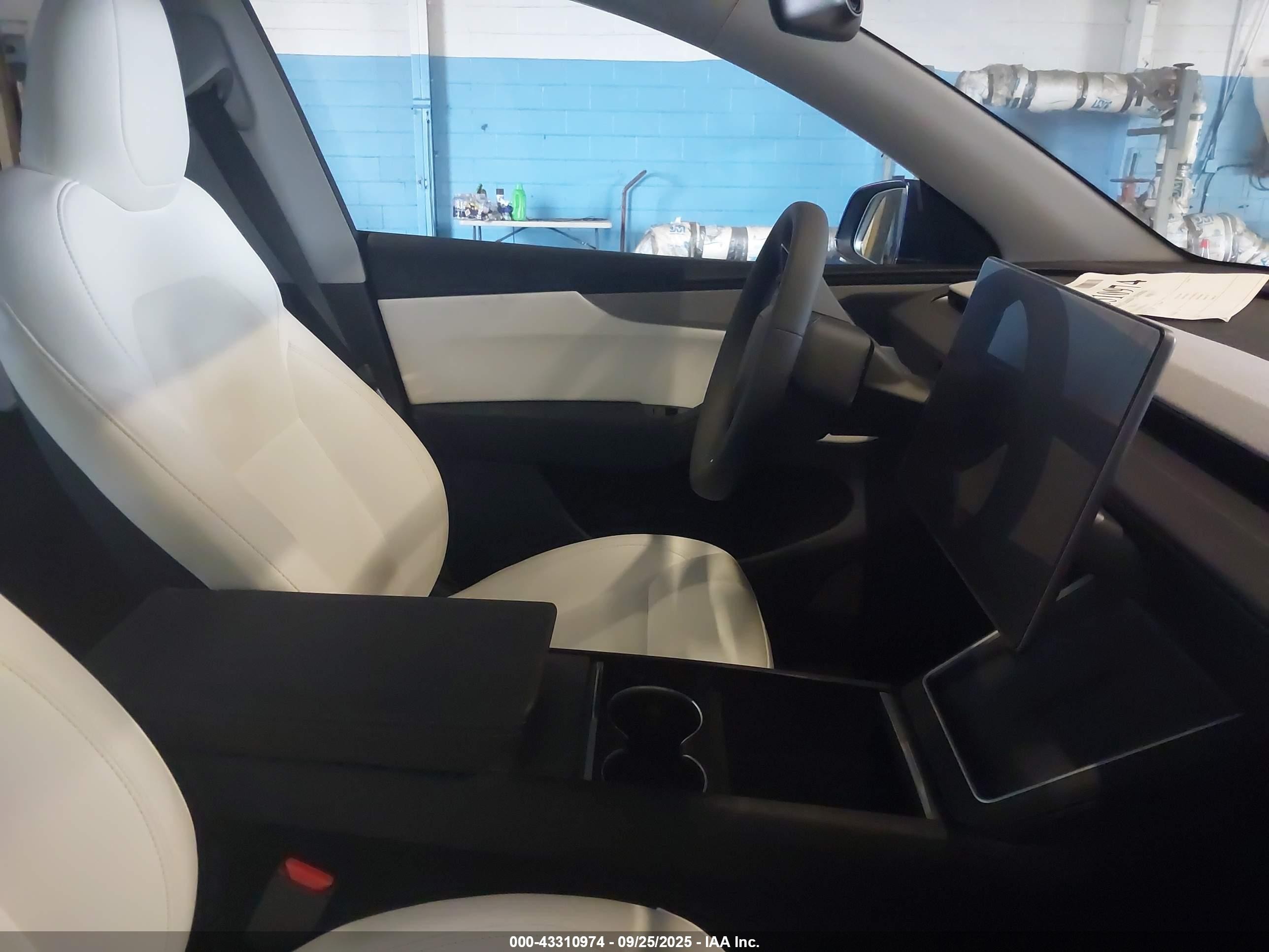 2026 Tesla Model Y Long Range Dual Motor All-wheel Drive/long Range Launch Series Синий vin: 7SAYGDEE6TF367312