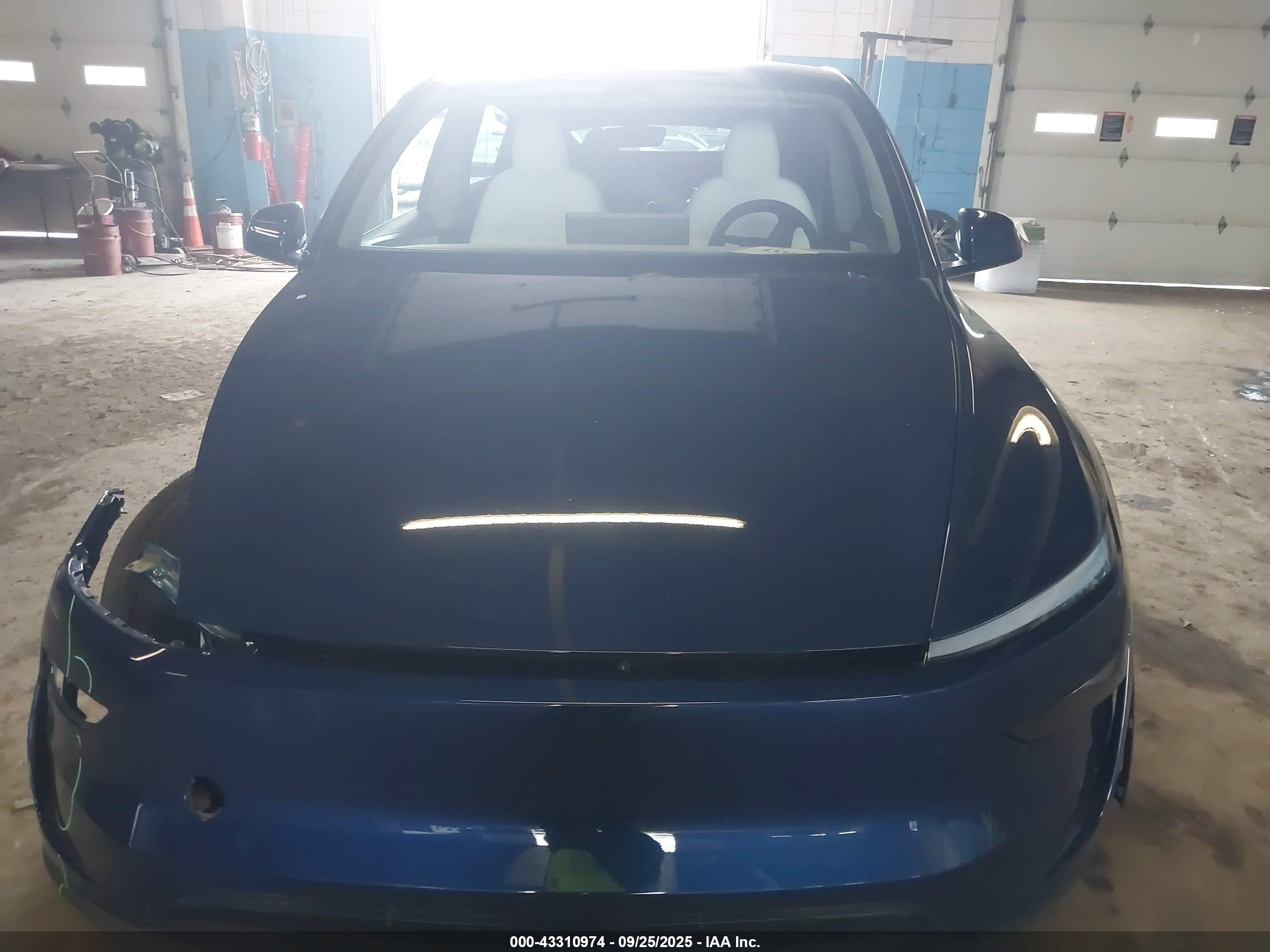 2026 Tesla Model Y Long Range Dual Motor All-wheel Drive/long Range Launch Series Синий vin: 7SAYGDEE6TF367312